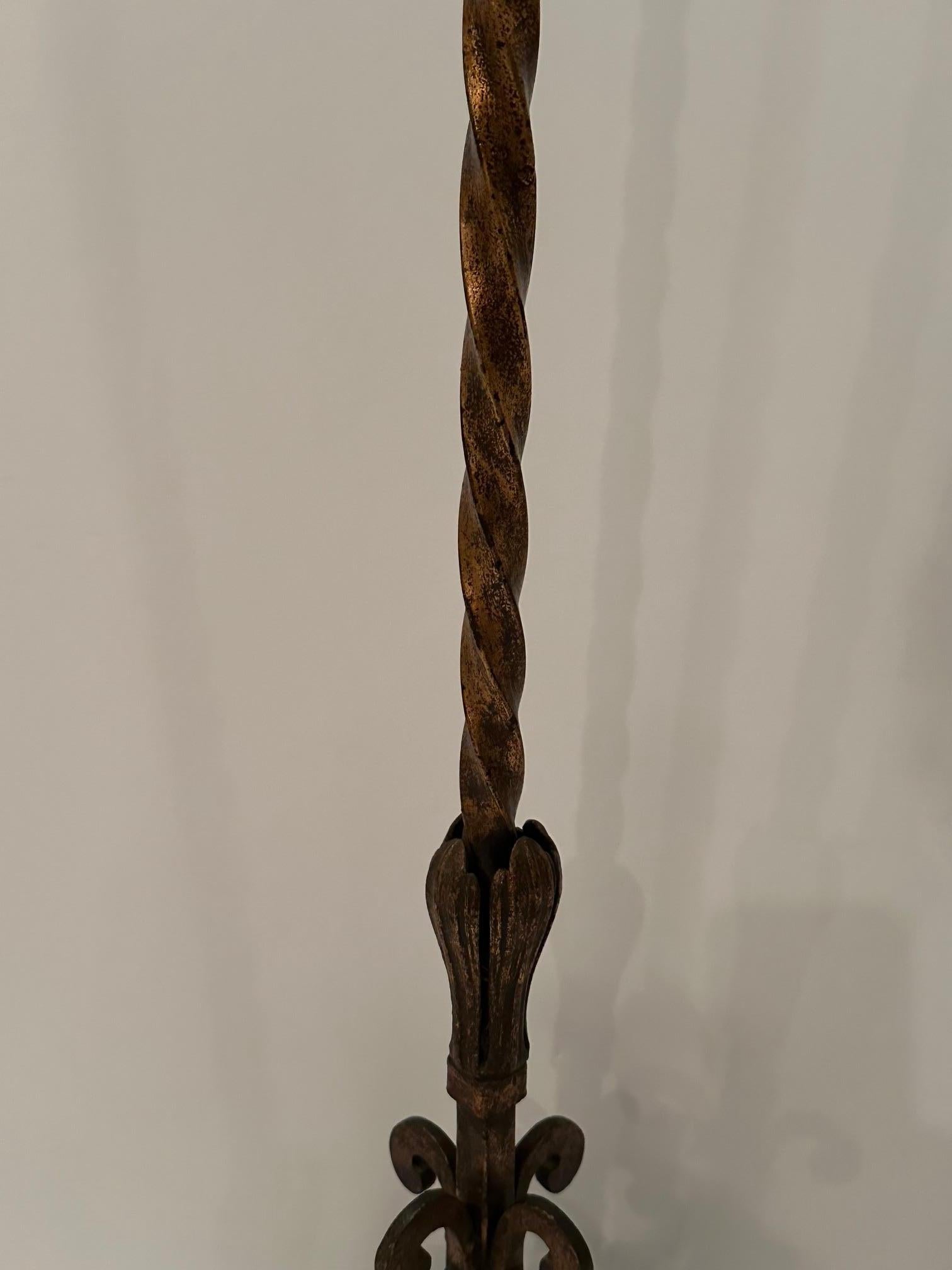 Handgeschmiedetete, vergoldete, italienische Vintage-Stehlampe aus Eisen, Fackeln (Frühes 20. Jahrhundert) im Angebot