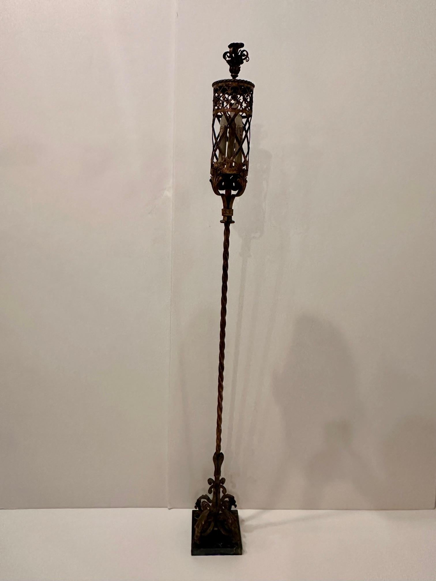 Handgeschmiedetete, vergoldete, italienische Vintage-Stehlampe aus Eisen, Fackeln im Angebot 1