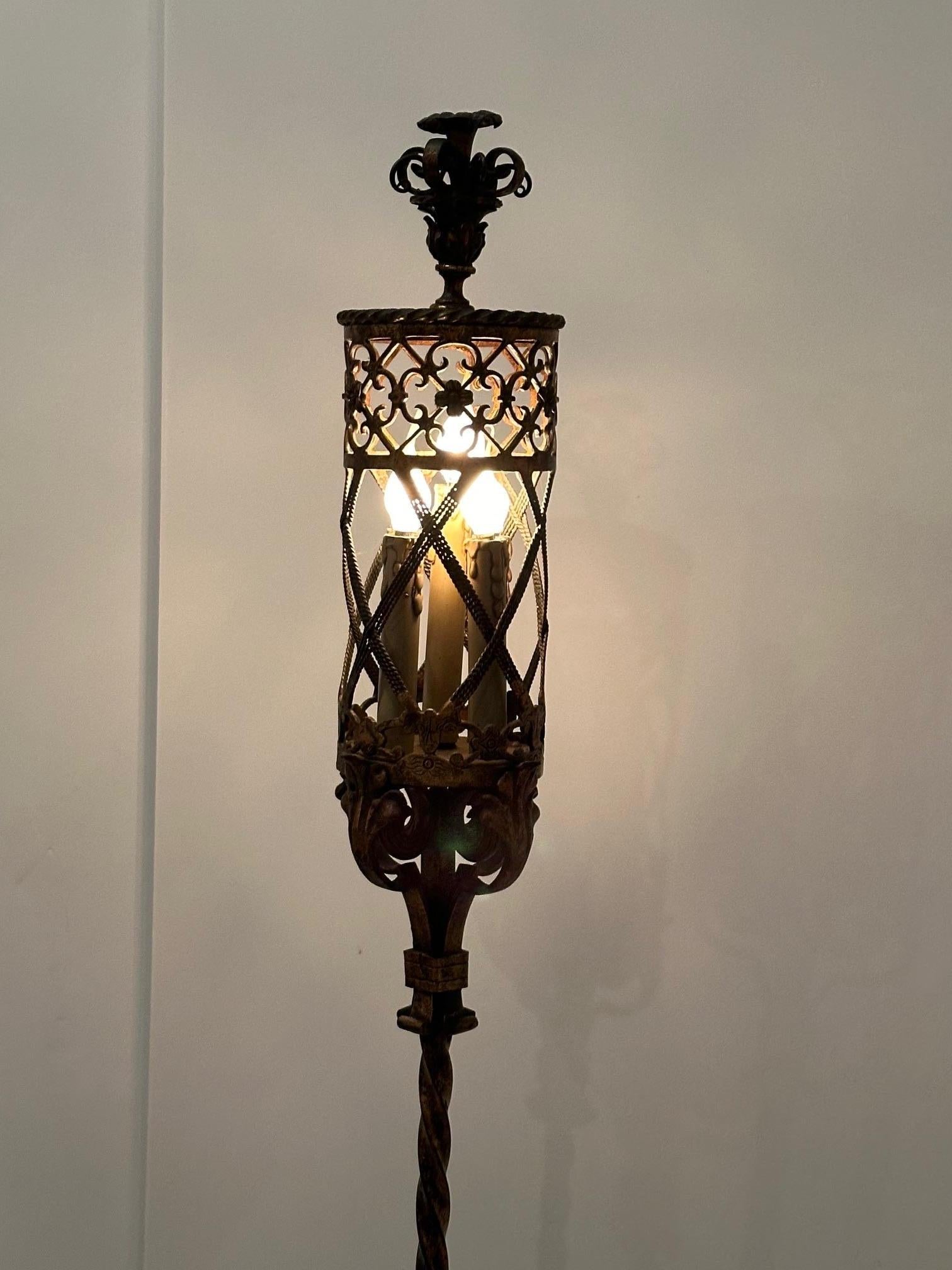 Handgeschmiedetete, vergoldete, italienische Vintage-Stehlampe aus Eisen, Fackeln im Angebot 2
