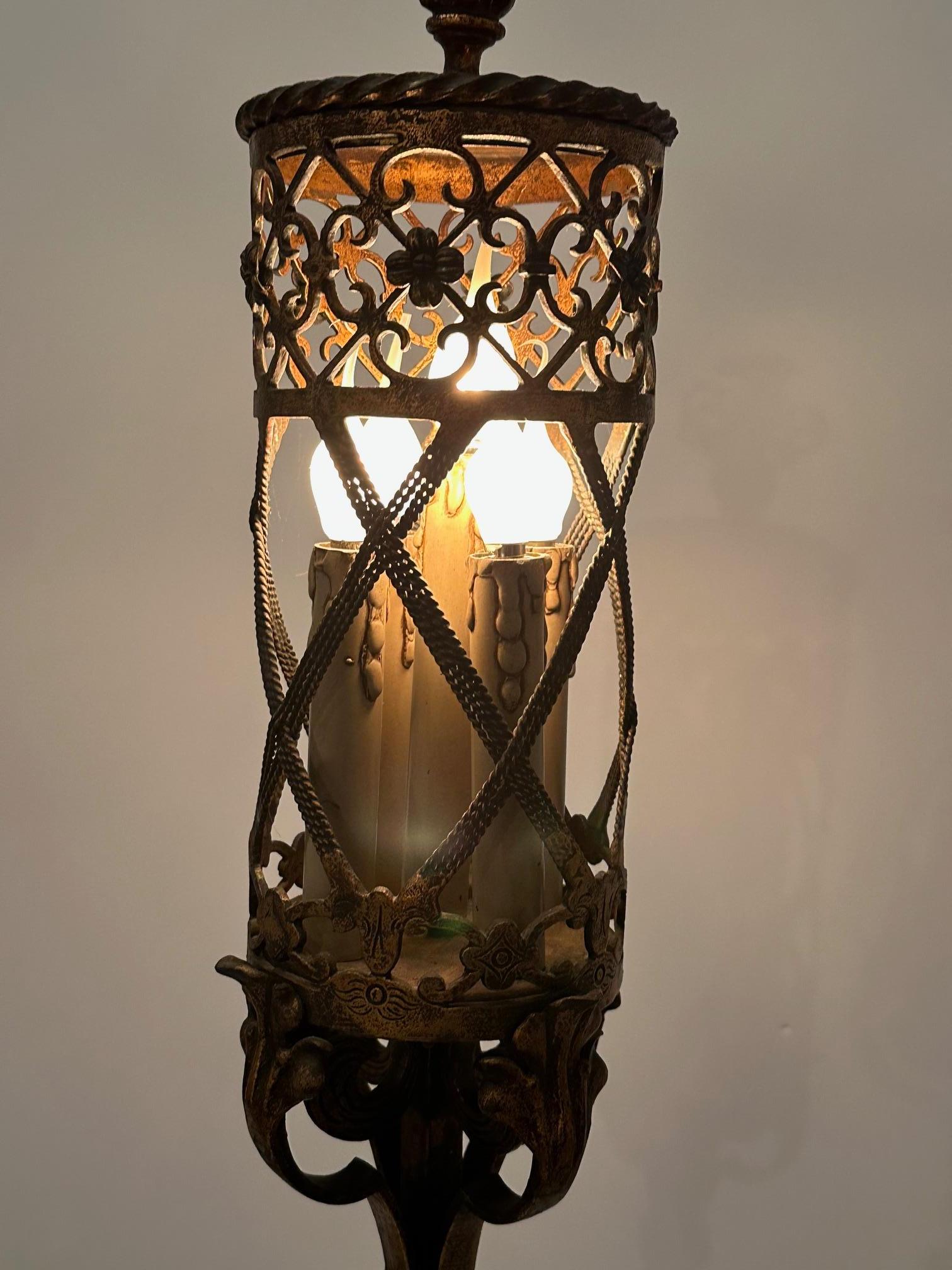 Handgeschmiedetete, vergoldete, italienische Vintage-Stehlampe aus Eisen, Fackeln im Angebot 4