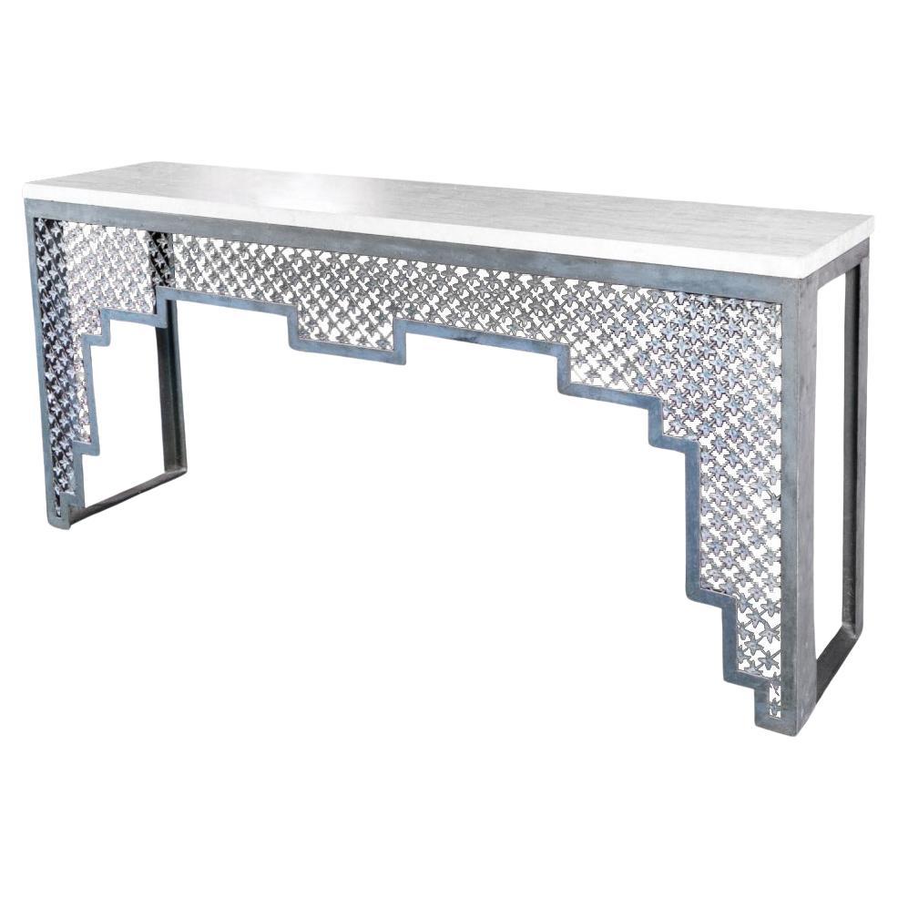 Table console en fer forgé à la main avec plateau en travertin poli en vente