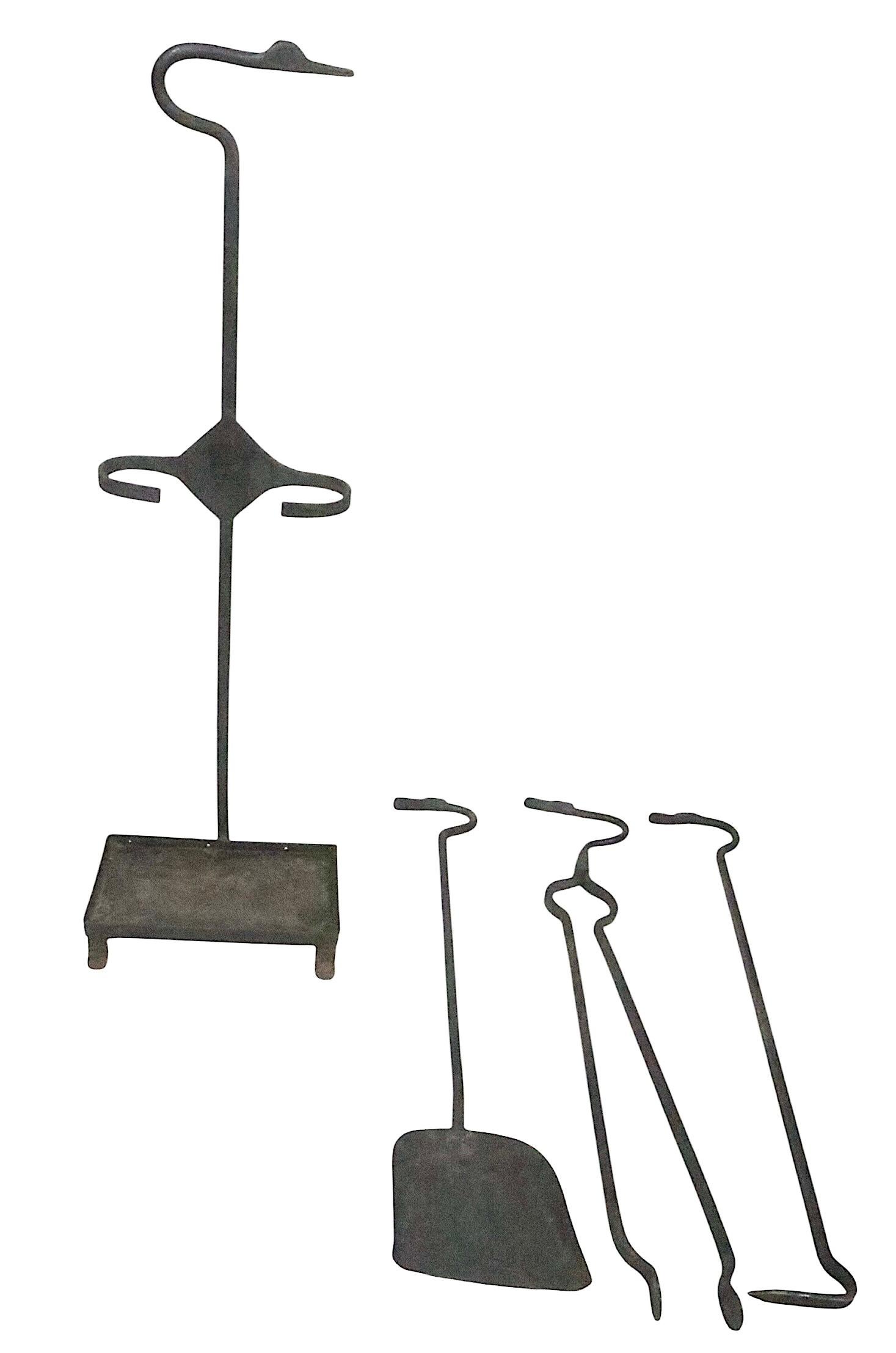 Set di utensili per caminetto in ferro battuto a mano con manici a testa di uccello del 1900/1920 ca. in vendita 4