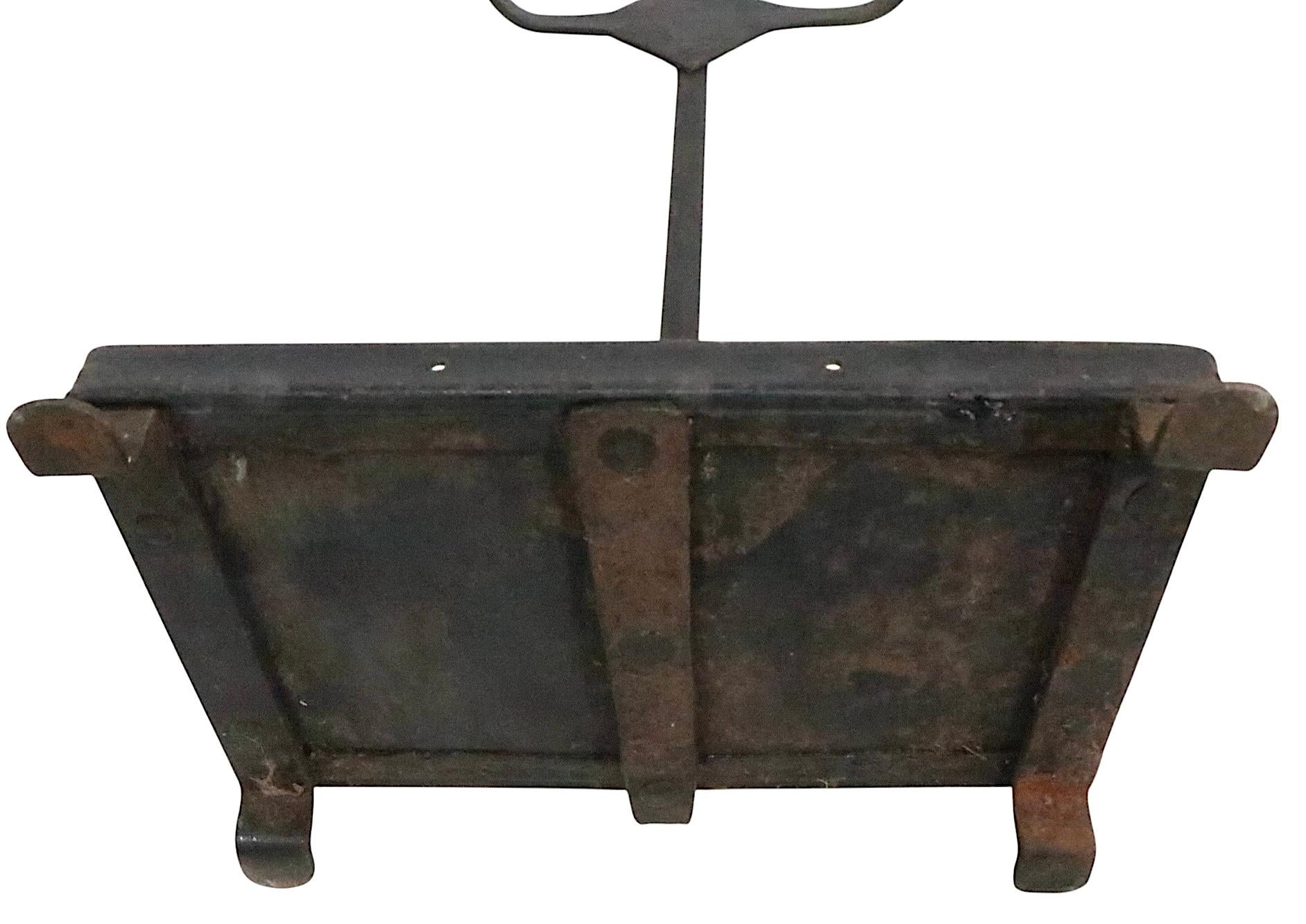 Set di utensili per caminetto in ferro battuto a mano con manici a testa di uccello del 1900/1920 ca. in vendita 5