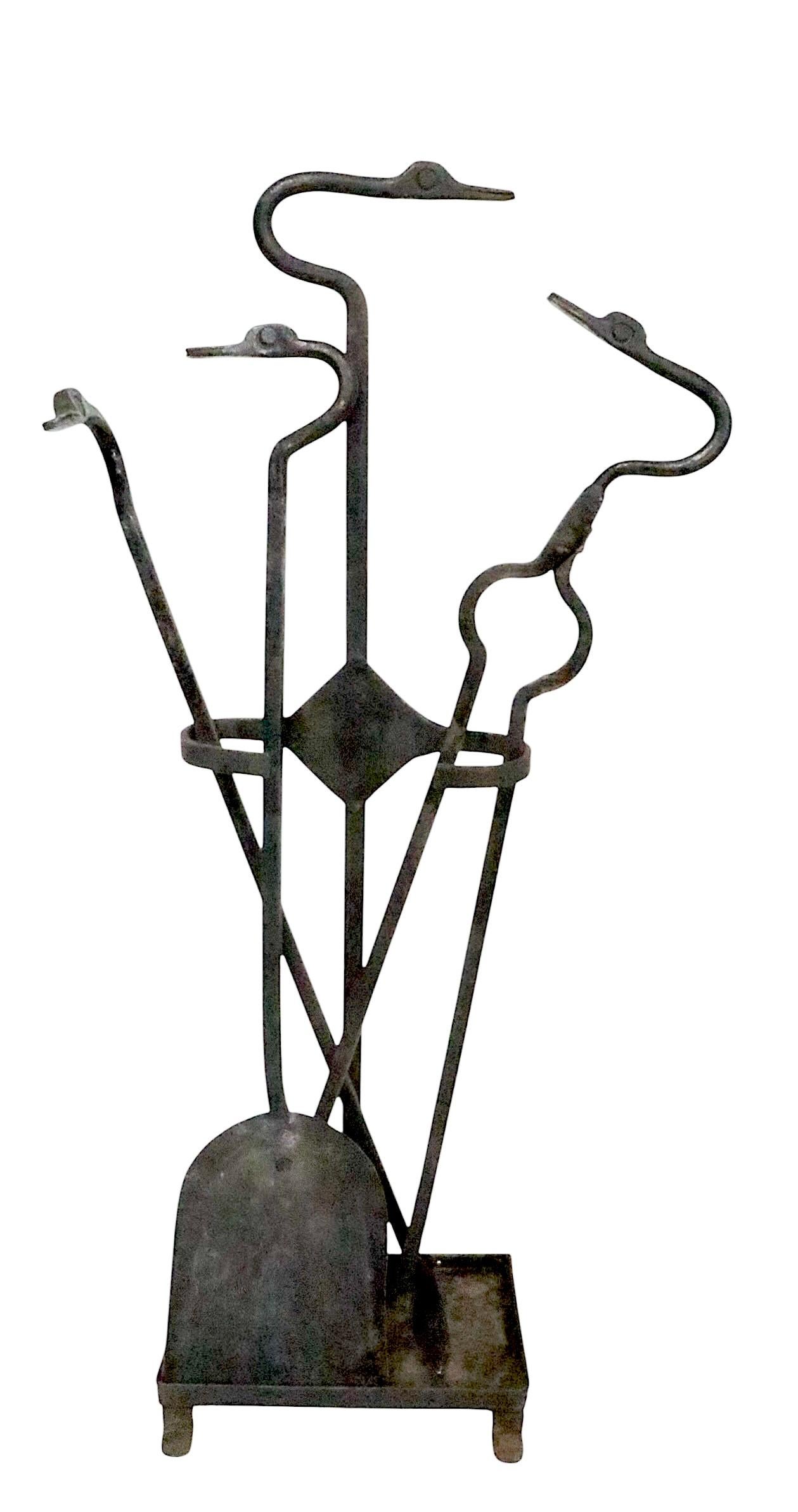 Set di utensili per caminetto in ferro battuto a mano con manici a testa di uccello del 1900/1920 ca. in vendita 6