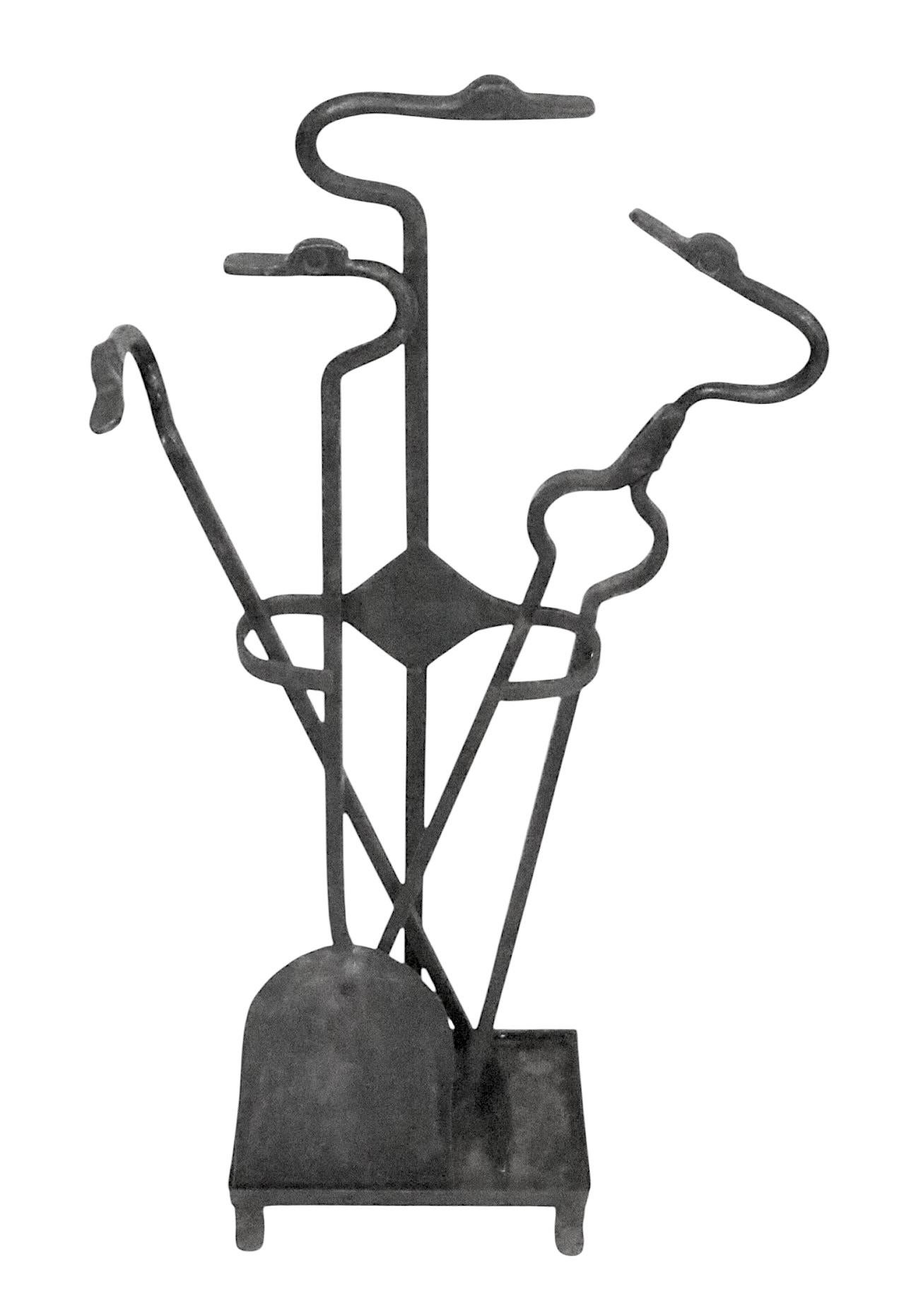 Neogotico Set di utensili per caminetto in ferro battuto a mano con manici a testa di uccello del 1900/1920 ca. in vendita