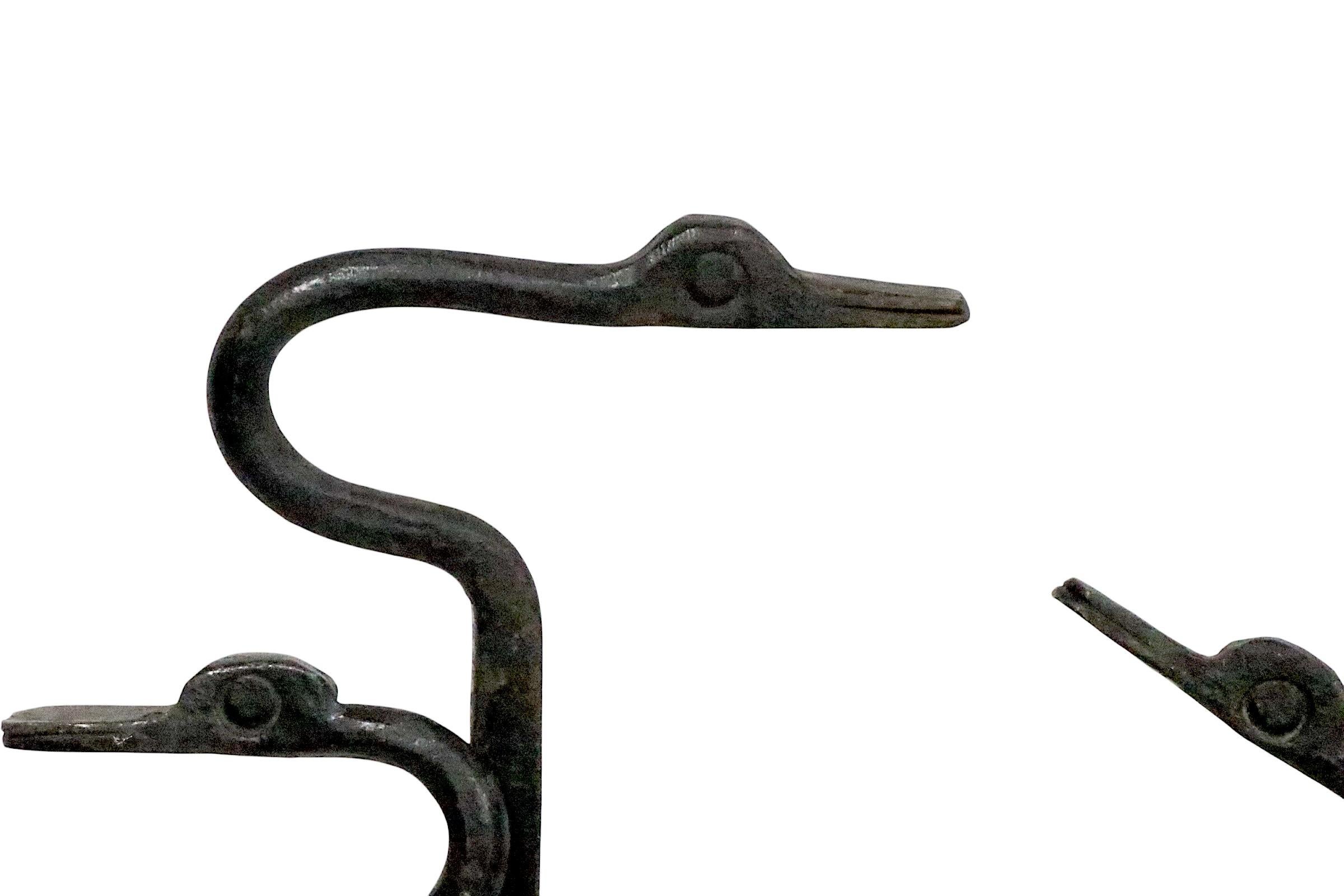 Americano Set di utensili per caminetto in ferro battuto a mano con manici a testa di uccello del 1900/1920 ca. in vendita