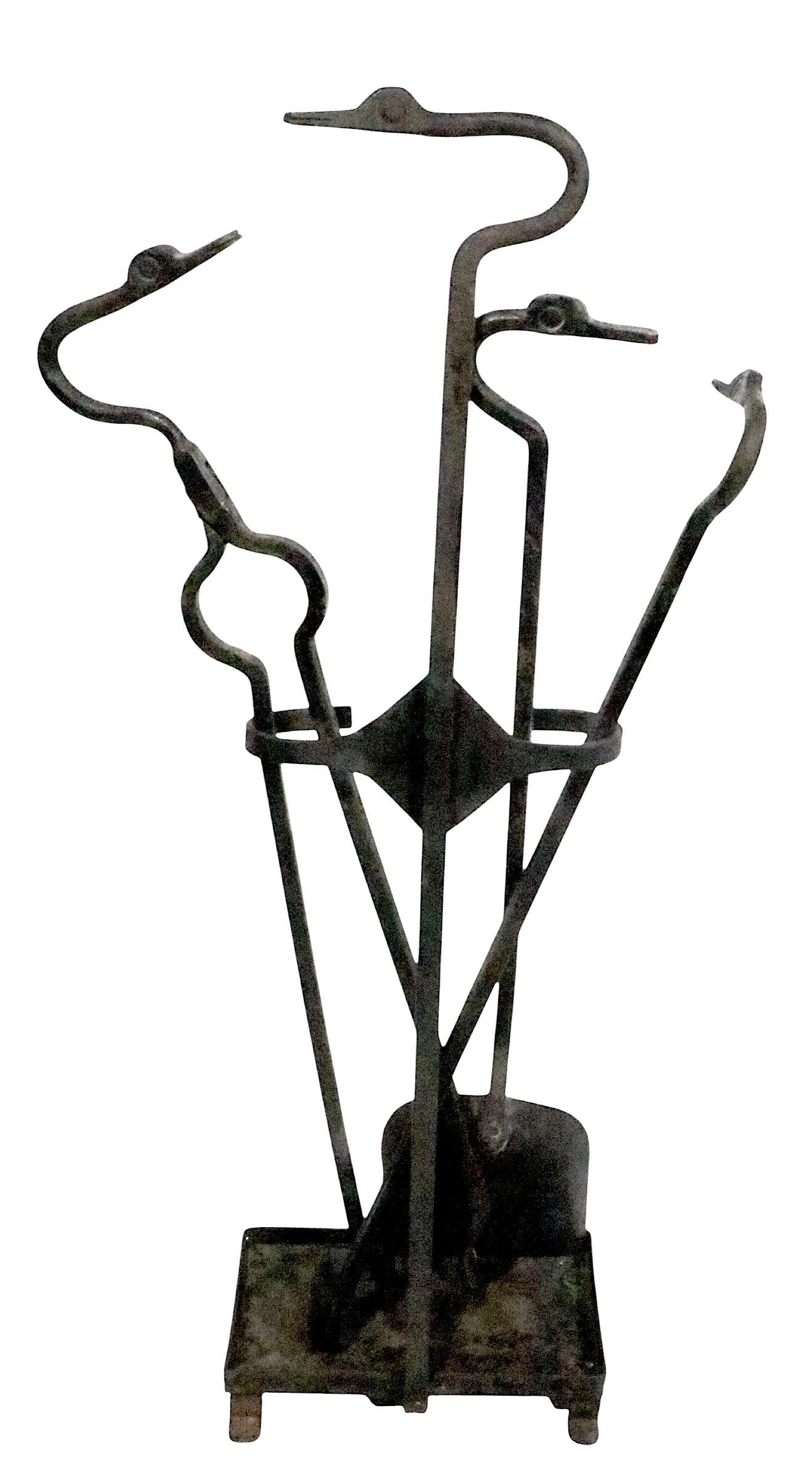 Set di utensili per caminetto in ferro battuto a mano con manici a testa di uccello del 1900/1920 ca. In condizioni buone in vendita a New York, NY