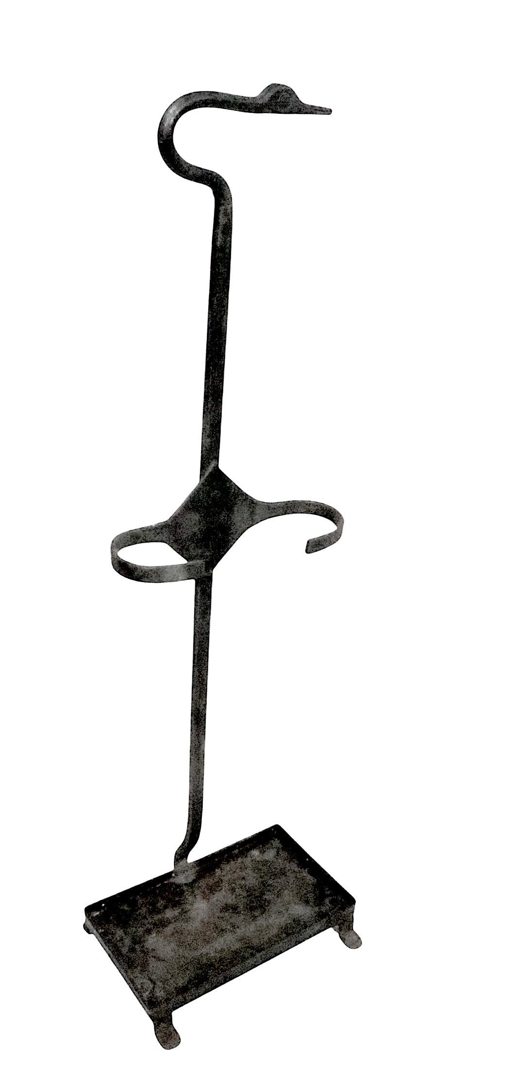 Ferro battuto Set di utensili per caminetto in ferro battuto a mano con manici a testa di uccello del 1900/1920 ca. in vendita