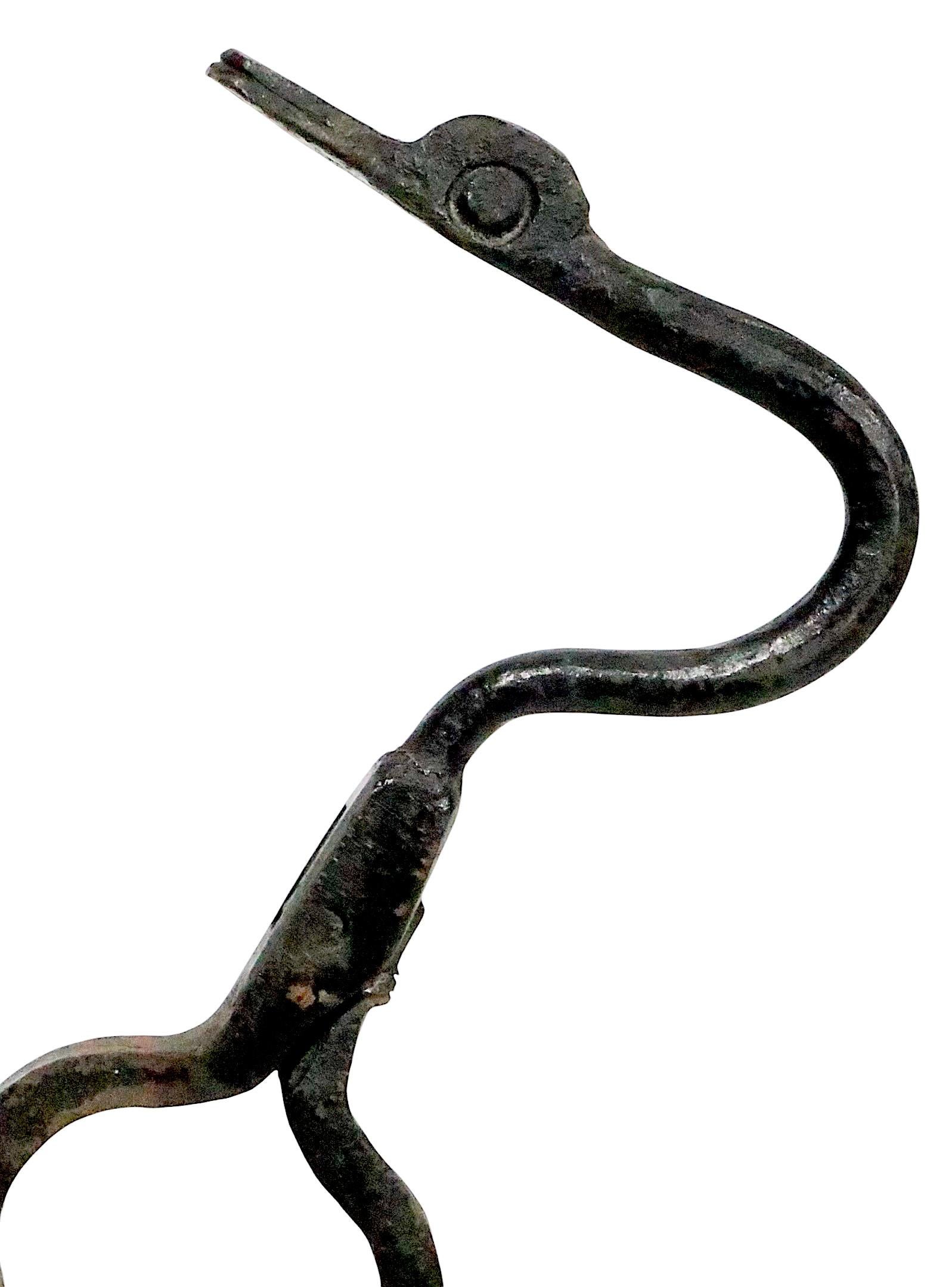Set di utensili per caminetto in ferro battuto a mano con manici a testa di uccello del 1900/1920 ca. in vendita 1