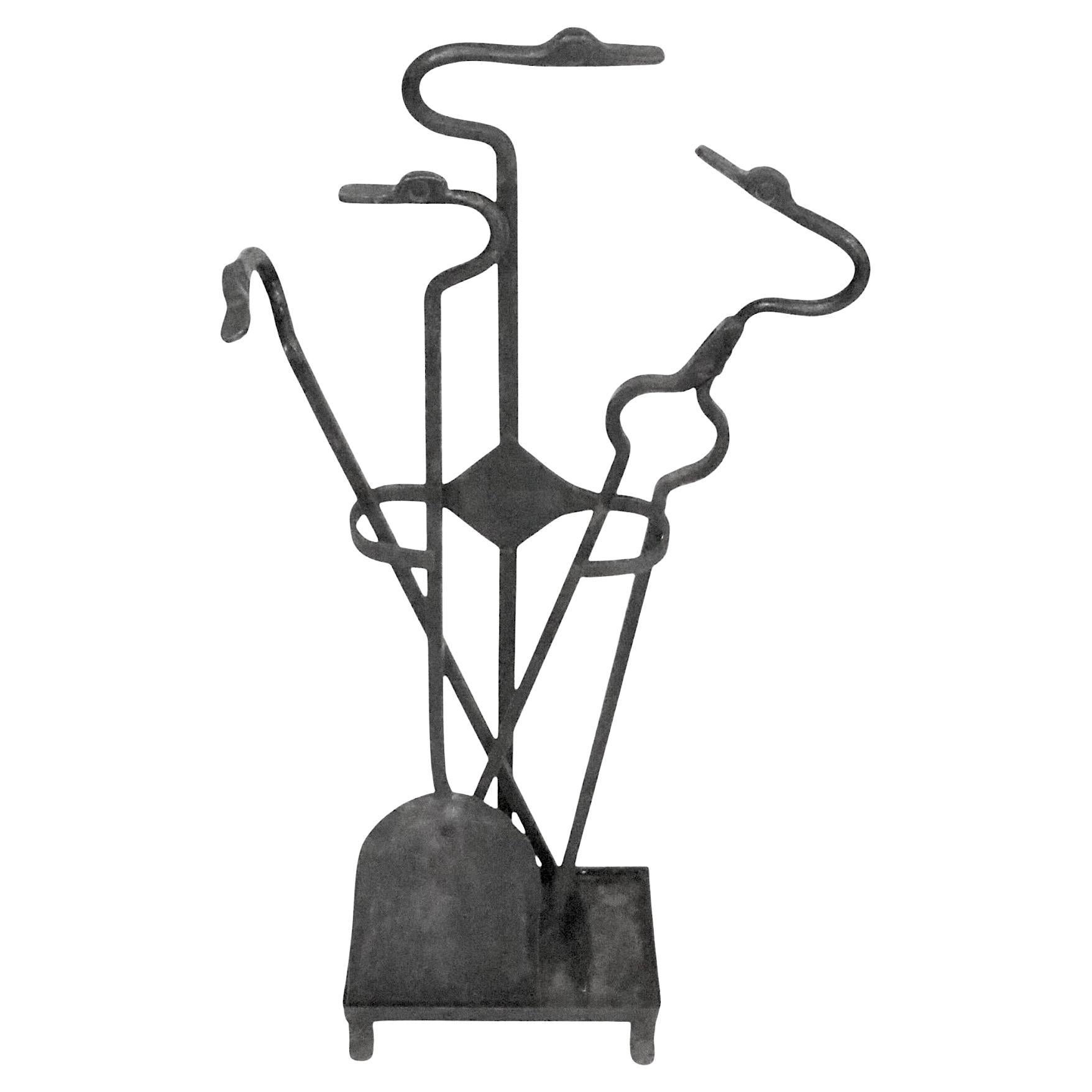 Set di utensili per caminetto in ferro battuto a mano con manici a testa di uccello del 1900/1920 ca. in vendita