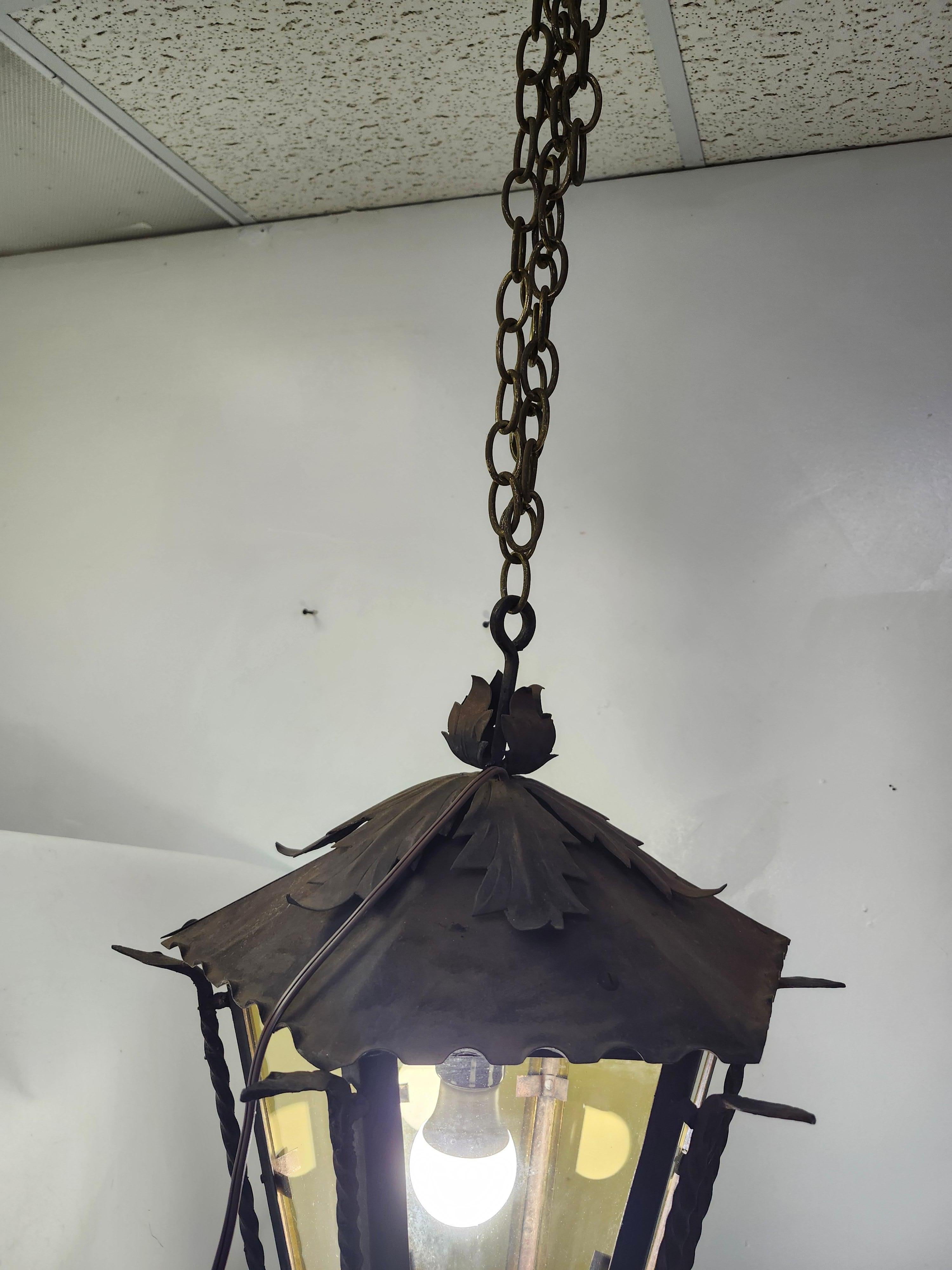 Lampe suspendue d'extérieur en fer forgé à la main avec verre jaune teinté en vente 3
