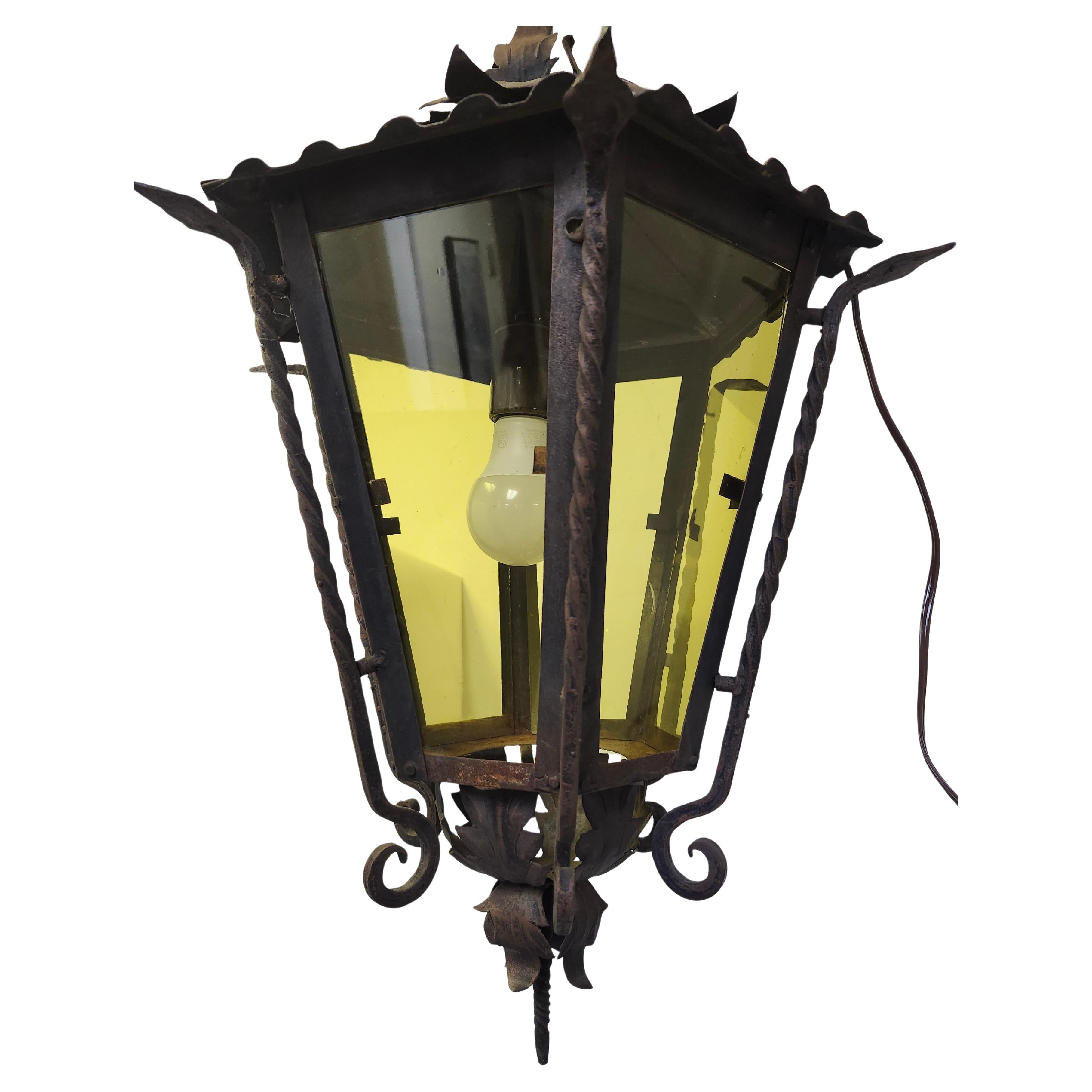Arts and Crafts Lampe suspendue d'extérieur en fer forgé à la main avec verre jaune teinté en vente