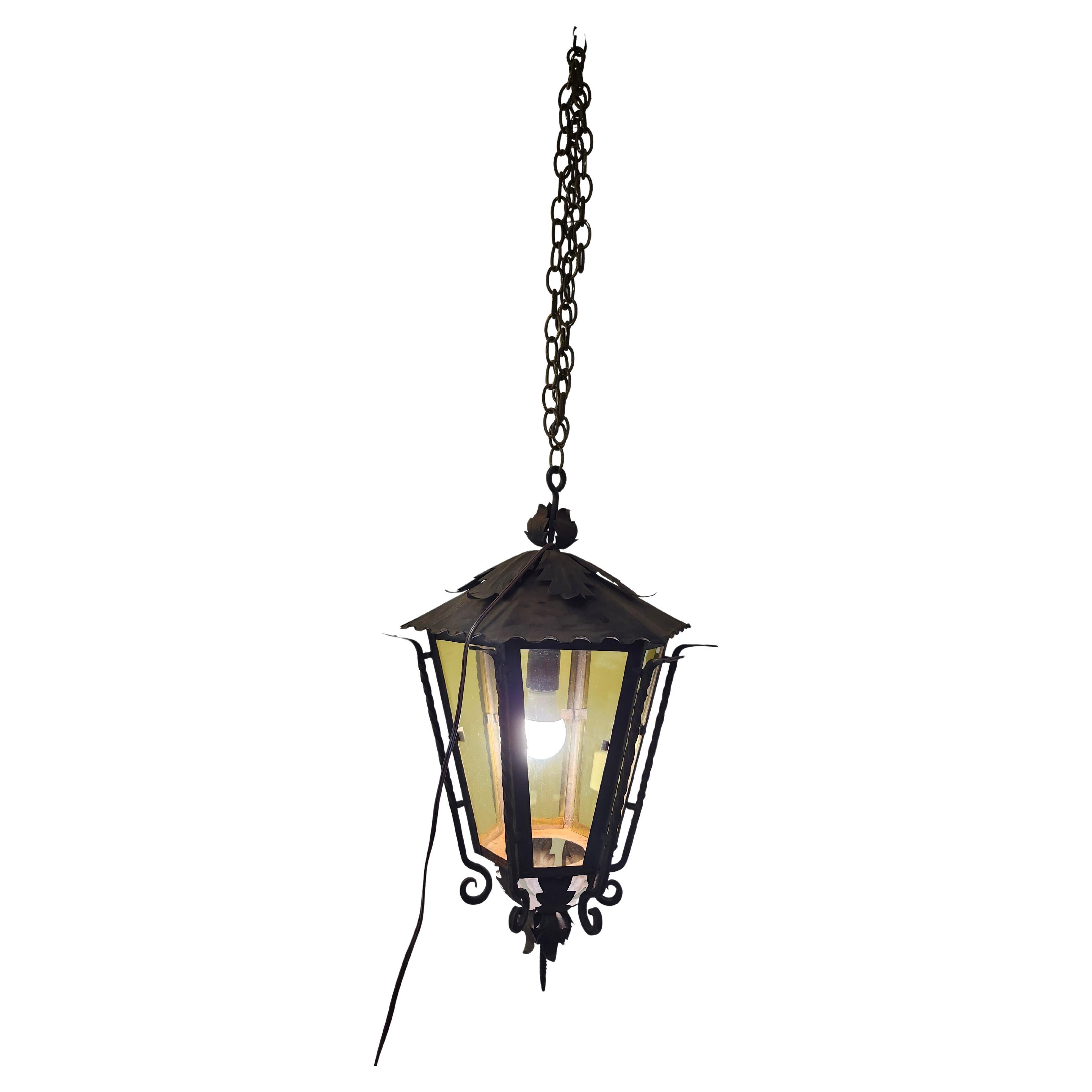 Américain Lampe suspendue d'extérieur en fer forgé à la main avec verre jaune teinté en vente