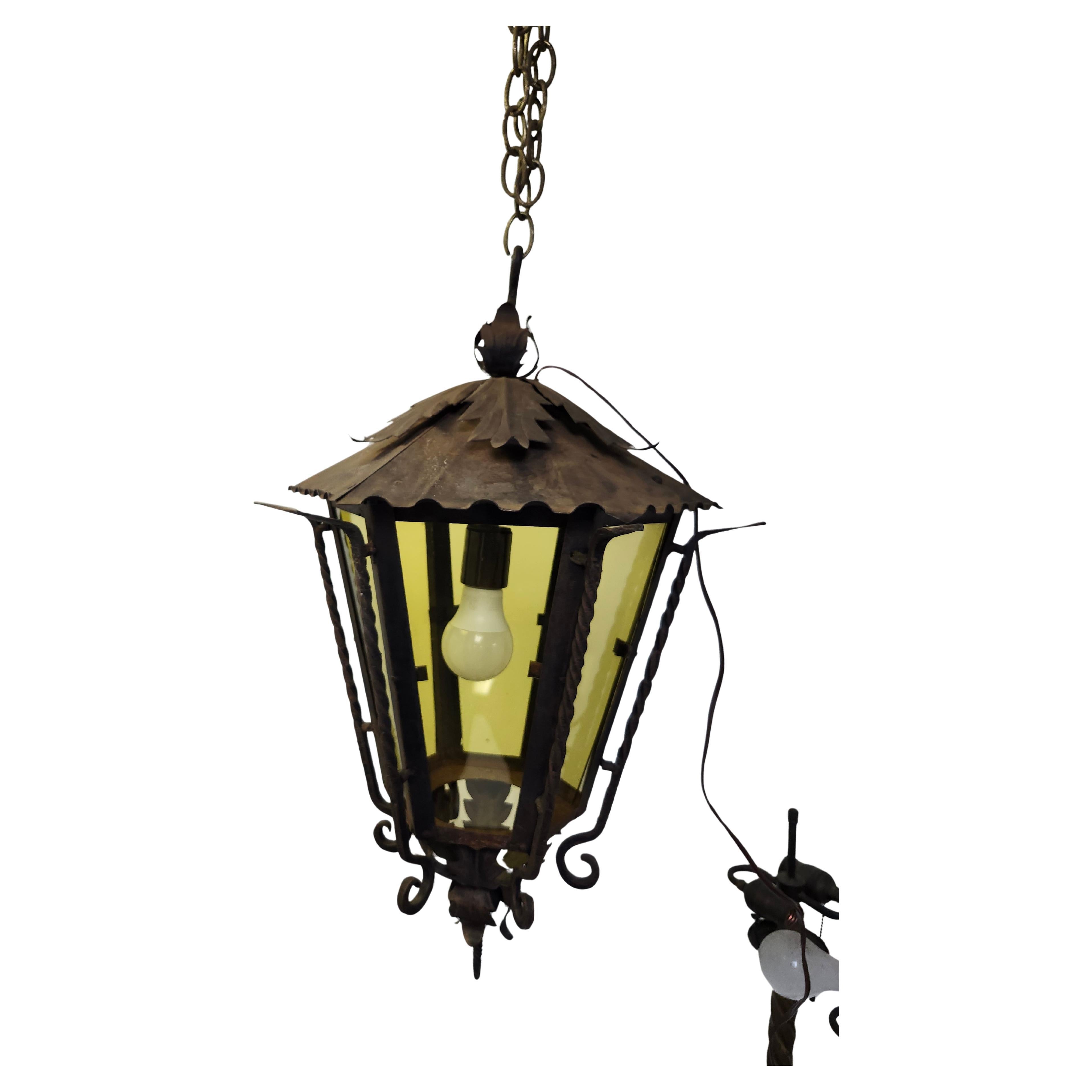 Lampe suspendue d'extérieur en fer forgé à la main avec verre jaune teinté Bon état - En vente à Port Jervis, NY