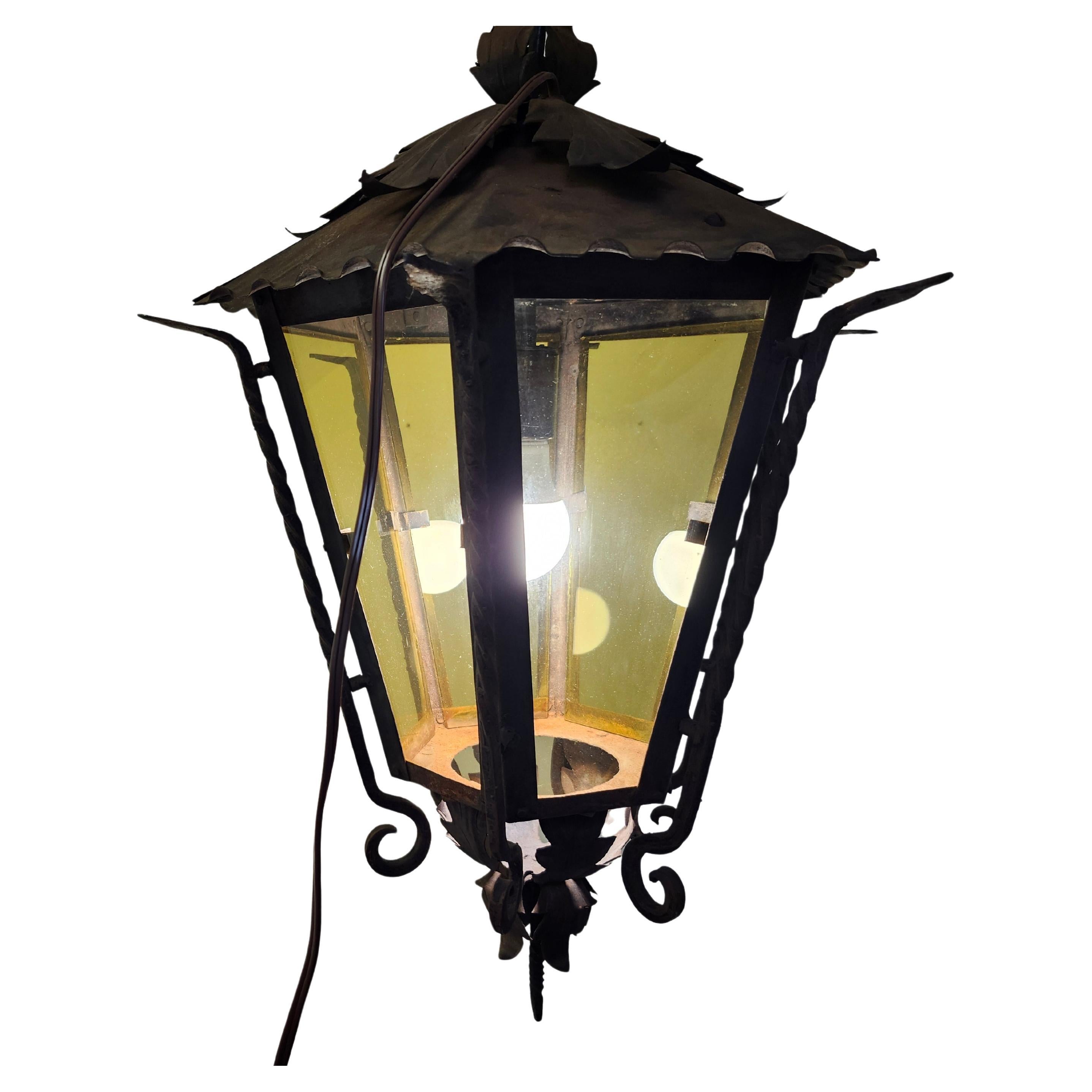 Milieu du XXe siècle Lampe suspendue d'extérieur en fer forgé à la main avec verre jaune teinté en vente