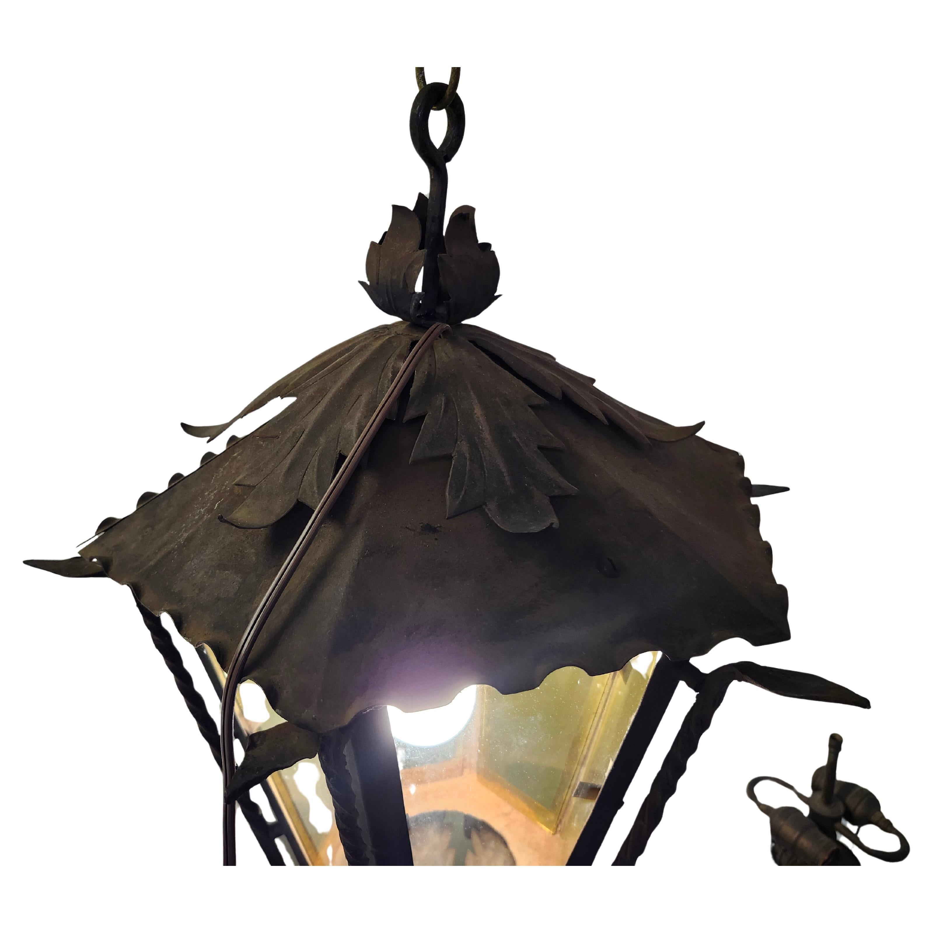 Verre Lampe suspendue d'extérieur en fer forgé à la main avec verre jaune teinté en vente