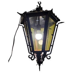 Lampada a sospensione per esterni in ferro battuto a mano con vetro giallo colorato