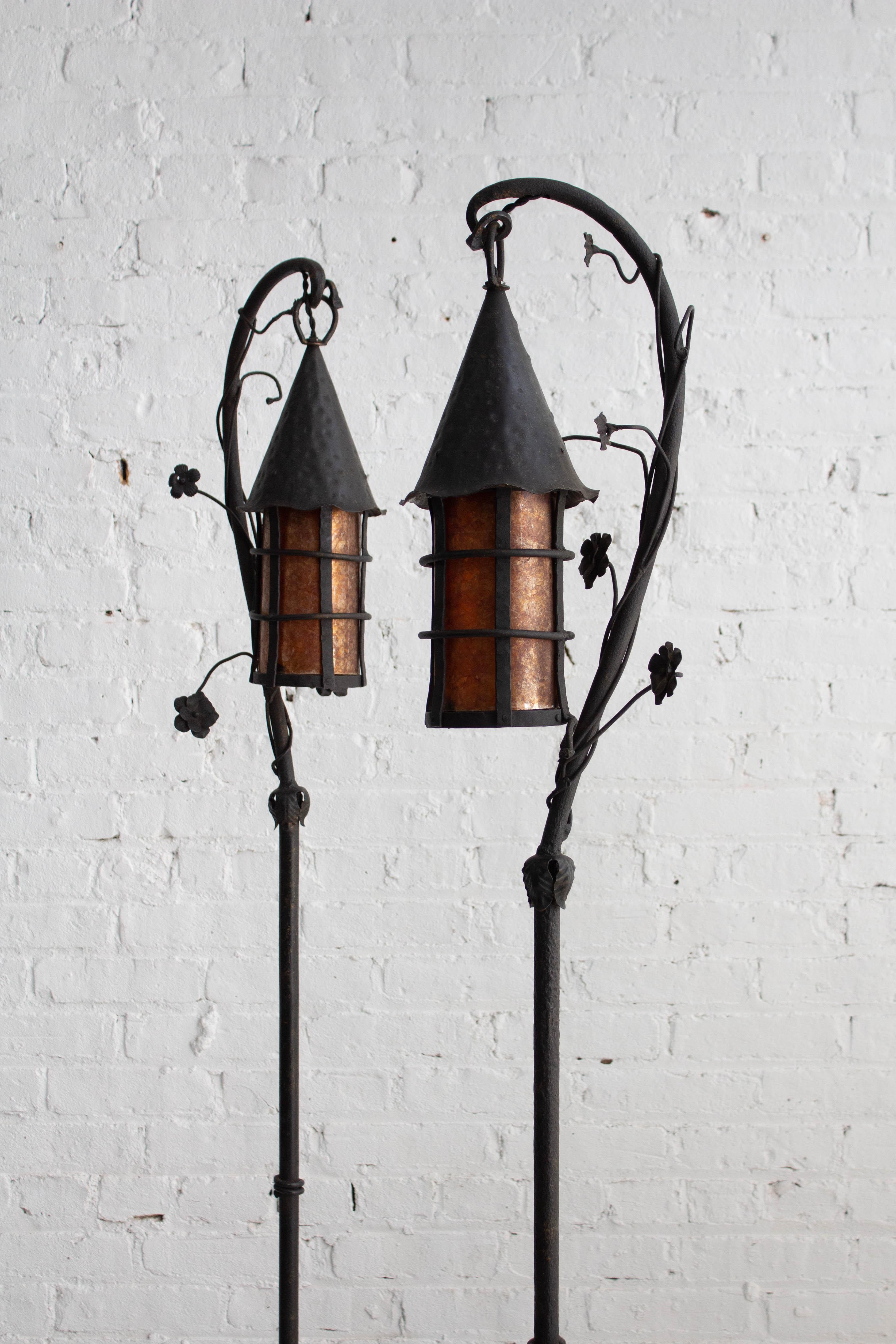 Handgeschmiedete Tudor-Stehlampe im Stil von Oscar Bach im Angebot 8