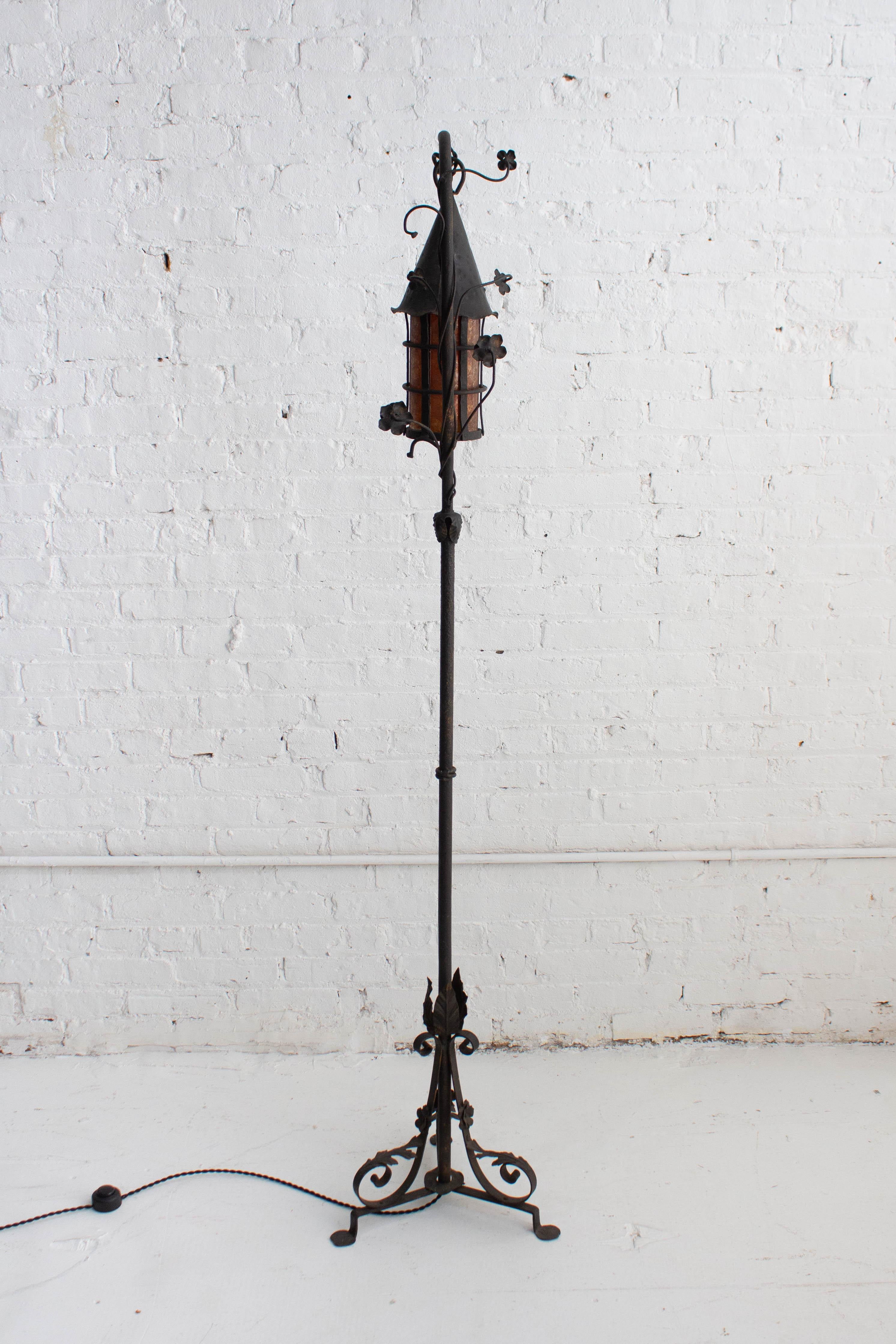 Handgeschmiedete Tudor-Stehlampe im Stil von Oscar Bach (amerikanisch) im Angebot