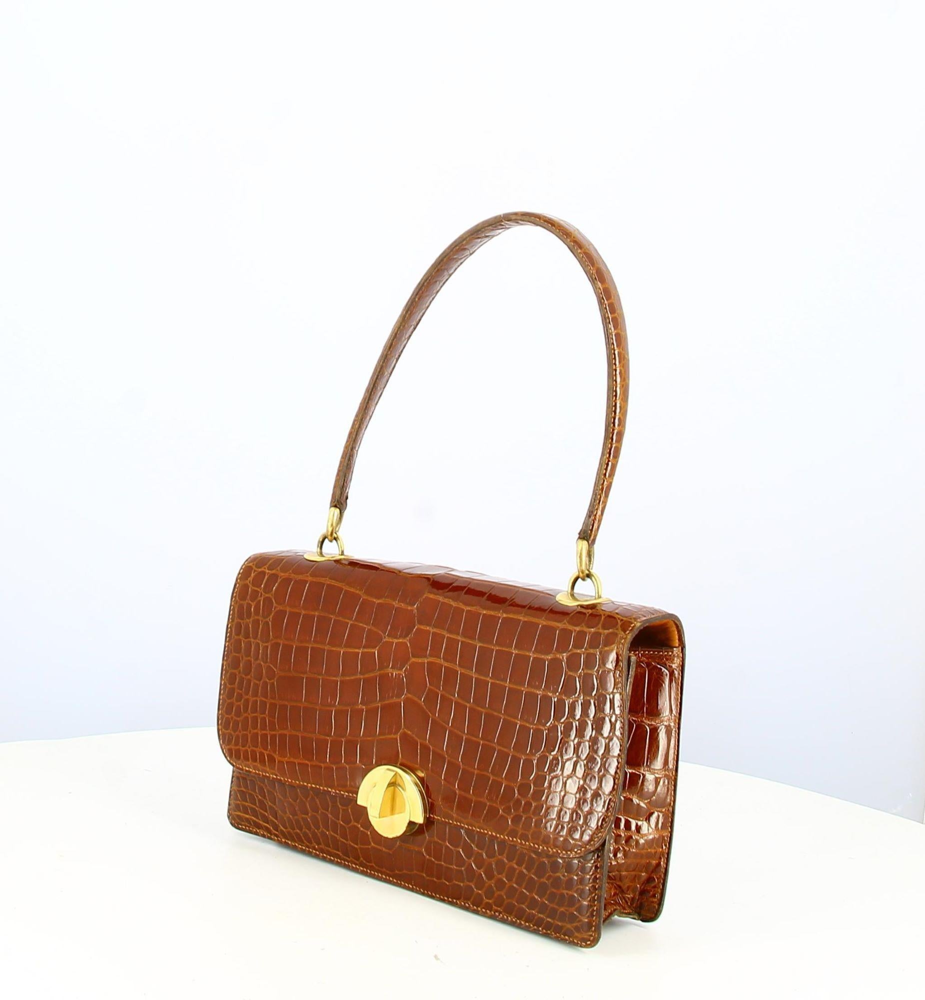 

Handbag Hermes Croco Brown

- Good condition, with slight traces of wear and tear over time.
- Hermes handbag, brown crocodile, golden clasp, small hanses to wear crocodile leather shoulder.
- The interior is in brown leather. Two parts, three