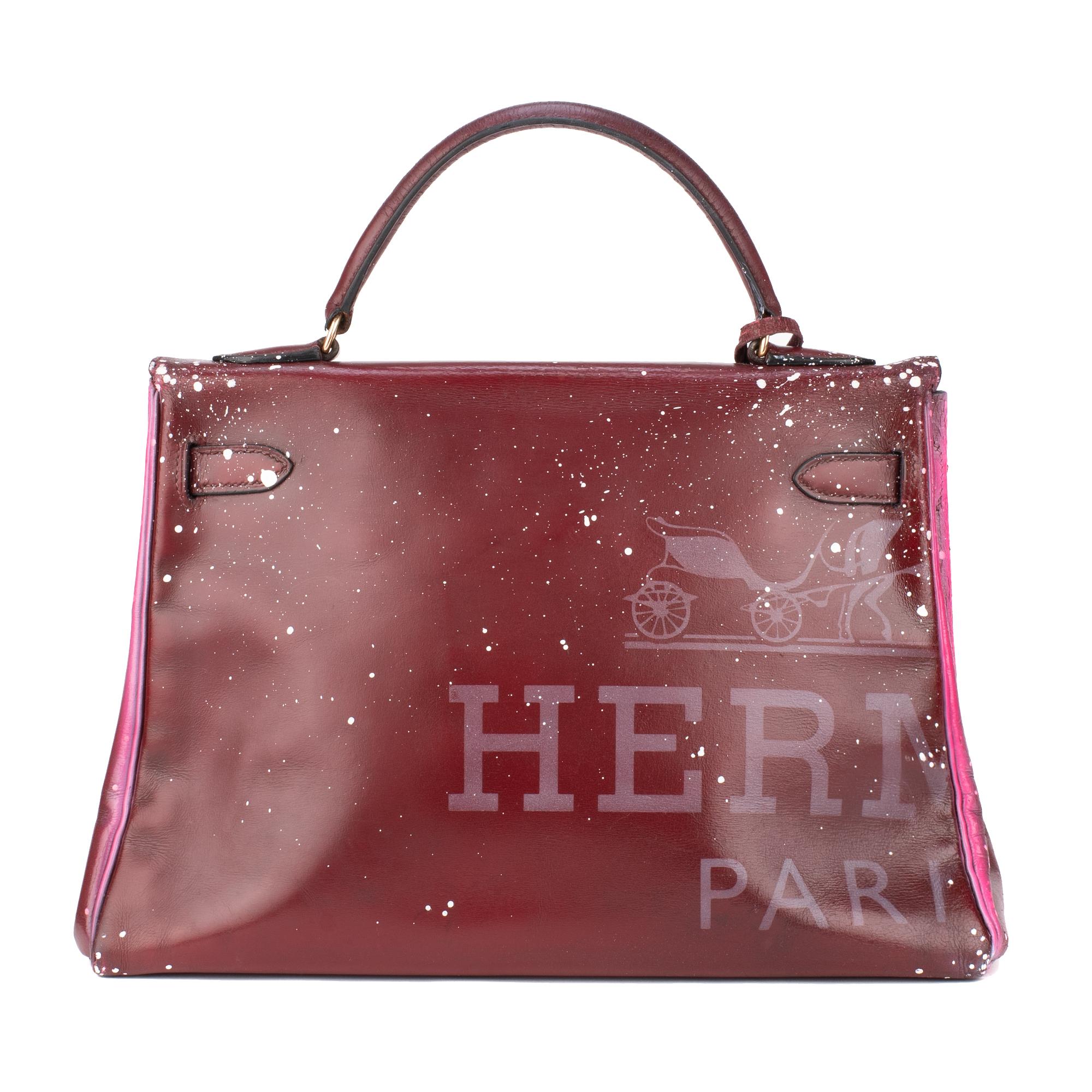 Very original handbag Hermes Kelly 32 cm in burgundy calfskin, gold plated metal trim, simple handle in burgundy calfskin allowing a handheld.
Closure by flap.
Interior lining in burgundy leather one zipped pocket, one double pocket
