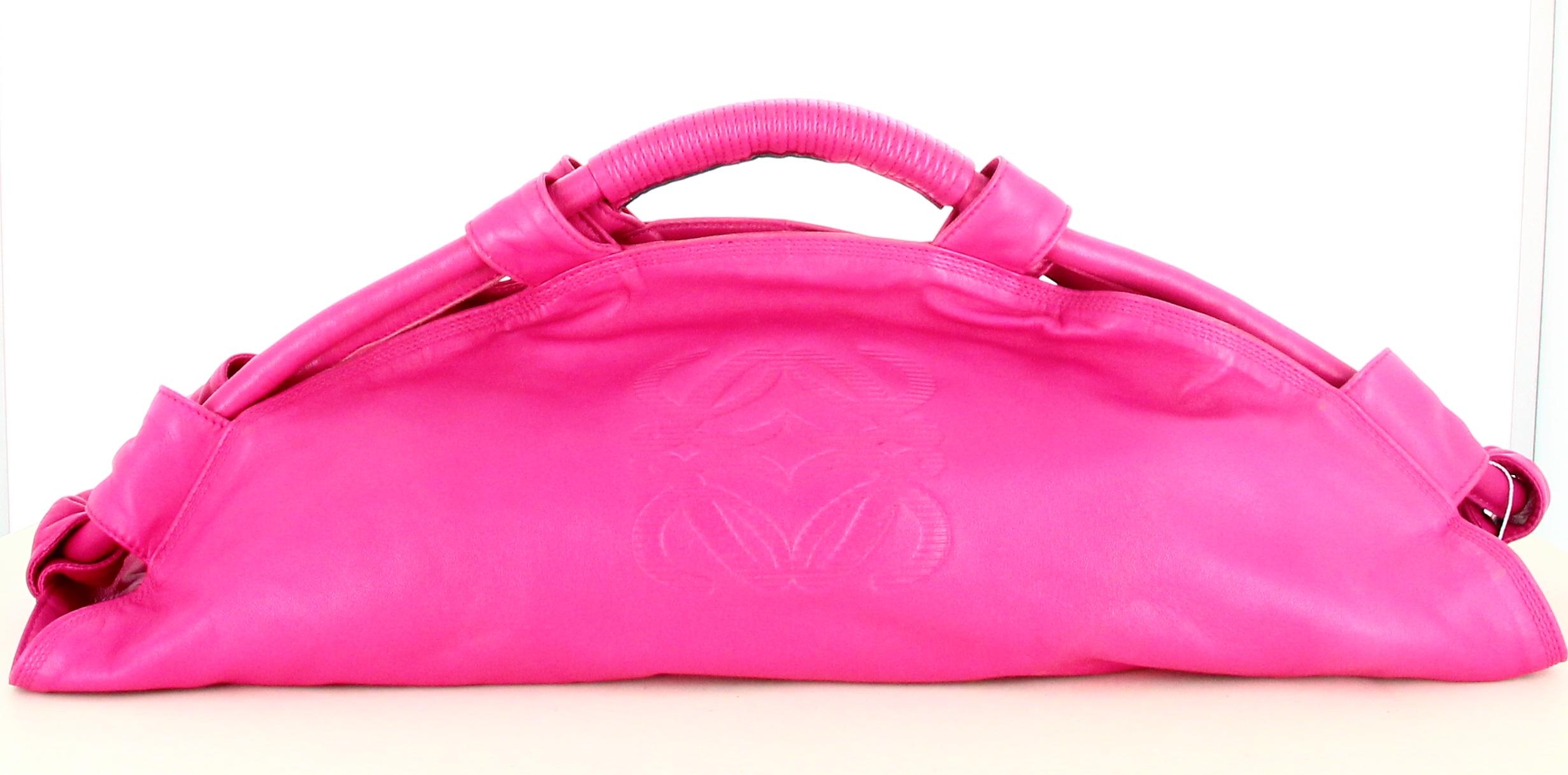Handbag Loewe Pink Leather Nappa Aire

- Very good condition. Shows no signs of wear over time.
- Loewe handbag
- Pink leather
- Small adjustable strap