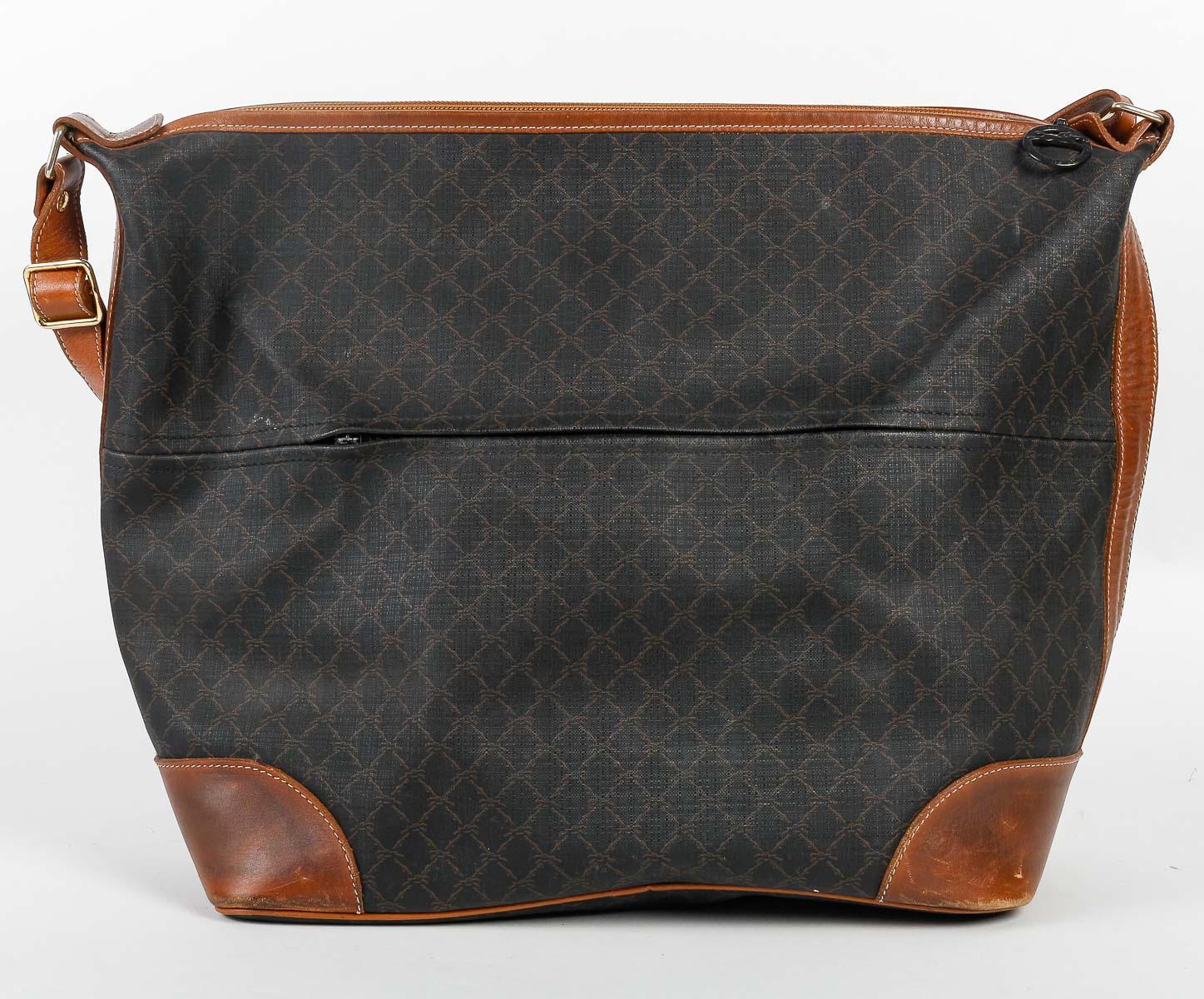 Handbag, Longchamp, Large size, 20th century.

Handbag, Longchamp, Large size, brown leather with print, XXth century.    
h: 33cm , w: 43cm, d: 17cm