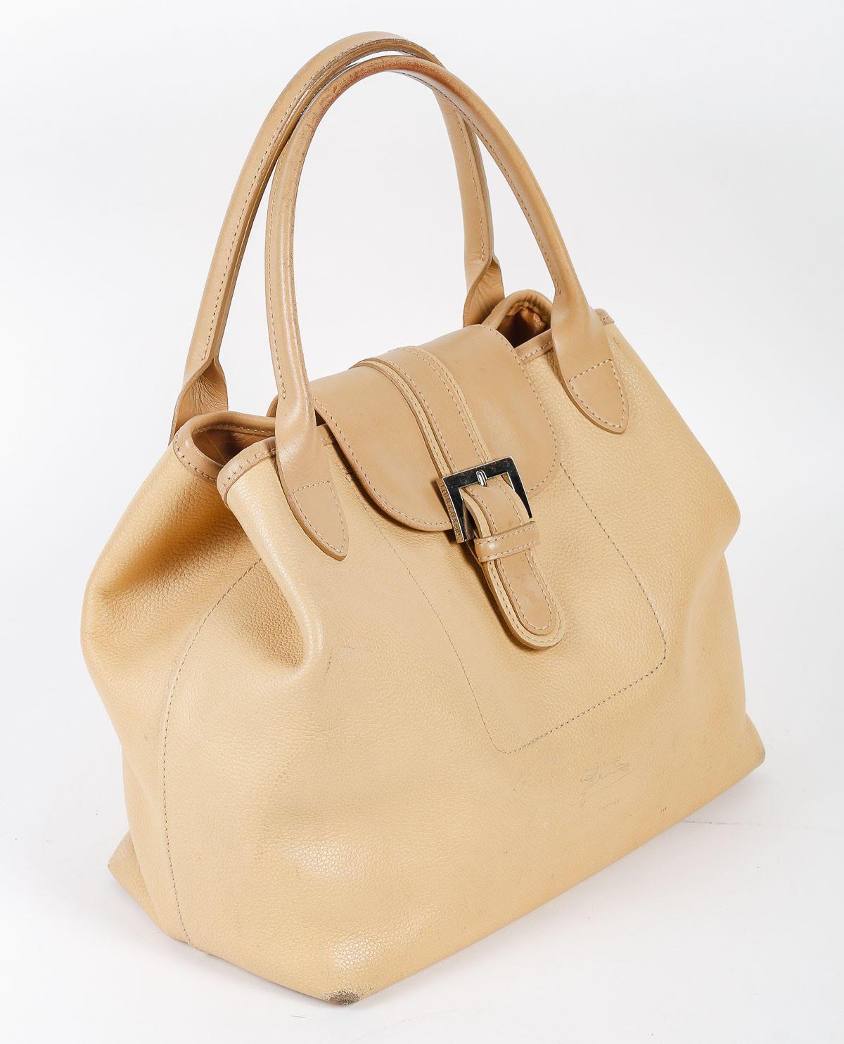 Handbag, Longchamp, Yellow leather, Chrome buckle, 20th century.

Handbag, Longchamp, chrome buckle, yellow leather, good condition, 20th century.    
h: 25cm , w: 29cm, d: 16cm