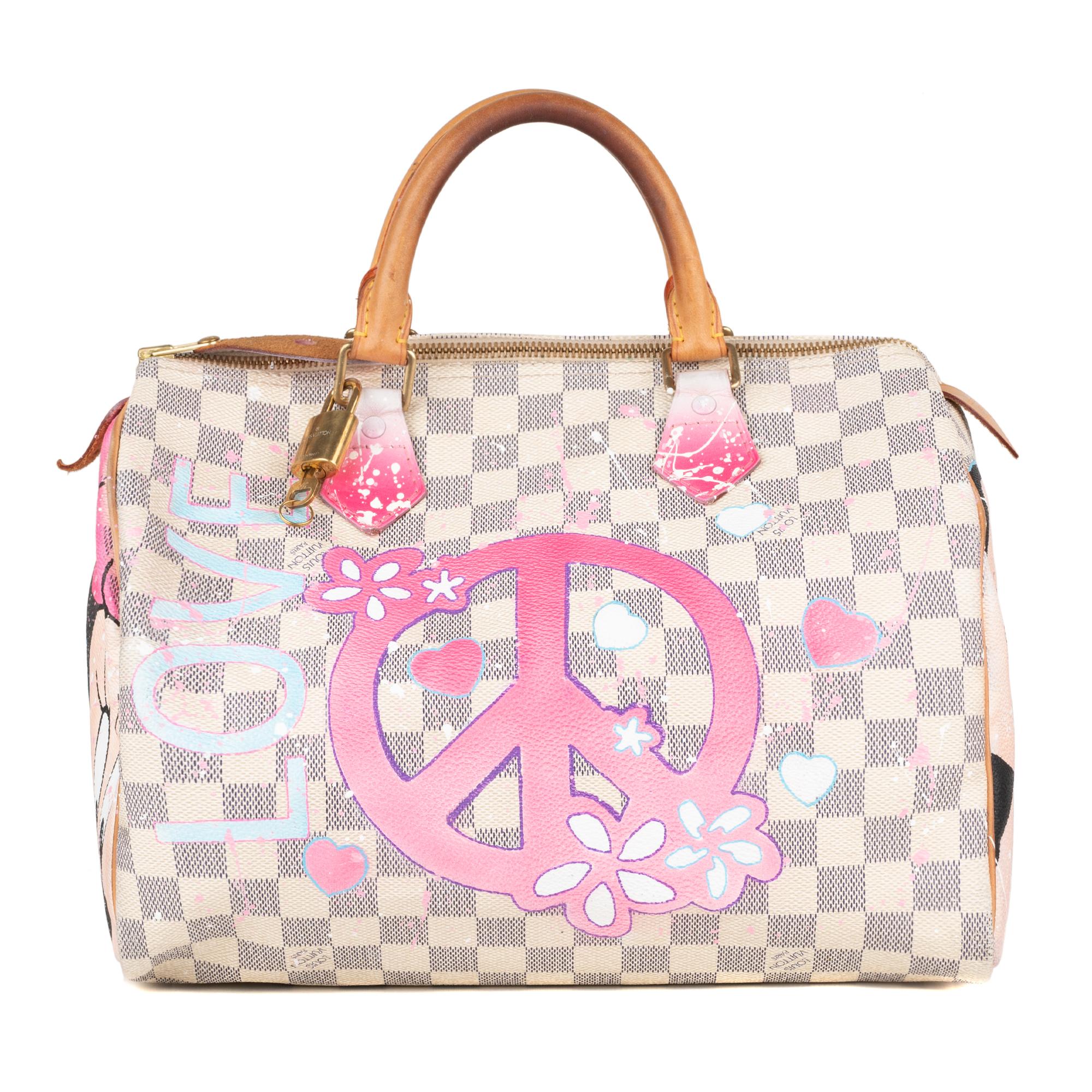 Superb handbag Louis Vuitton Speedy 30 cm in beige canvas and natural leather, gold metal trim, double handle in natural leather allowing a handheld.
This article was personalized by the trendy artist in Street Art Patbo on the theme of