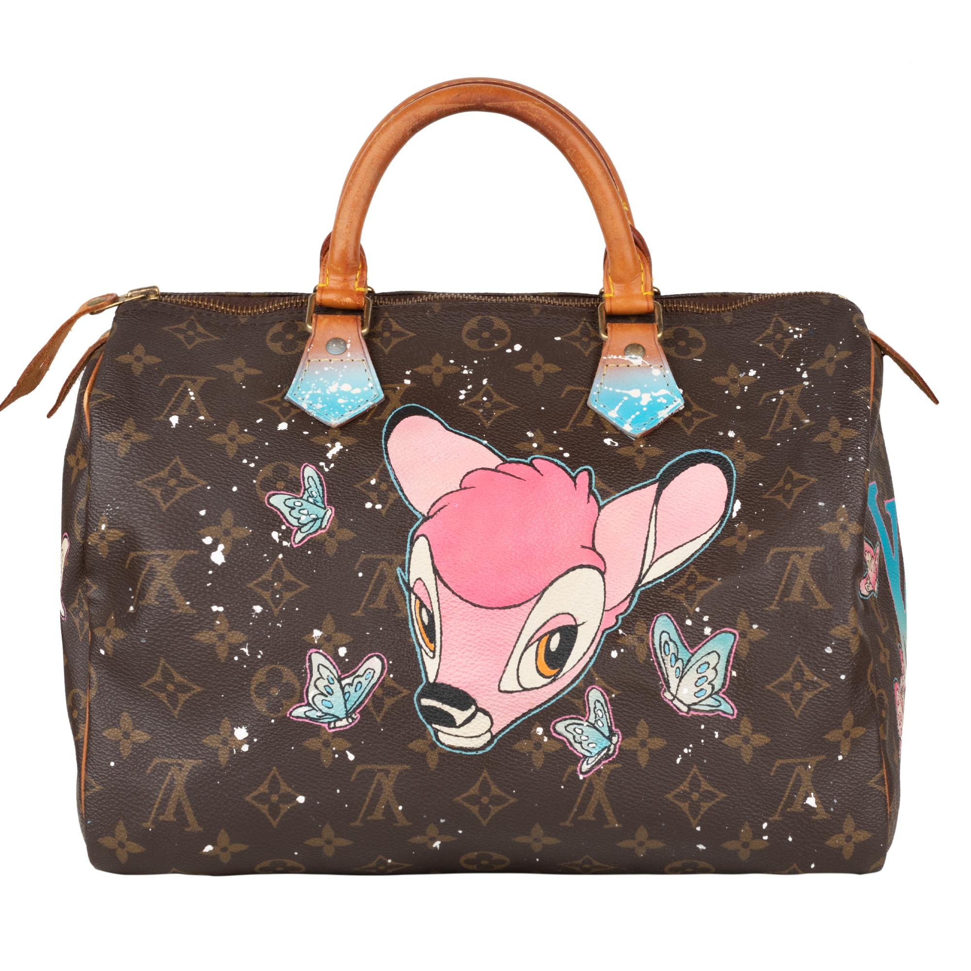 Superb handbag Louis Vuitton Speedy 30 cm in monogram canvas coated brown and natural leather, gold metal trim, double handle in natural leather allowing a handheld.
This article was personalized by the trendy artist in Street Art Patbo on the theme