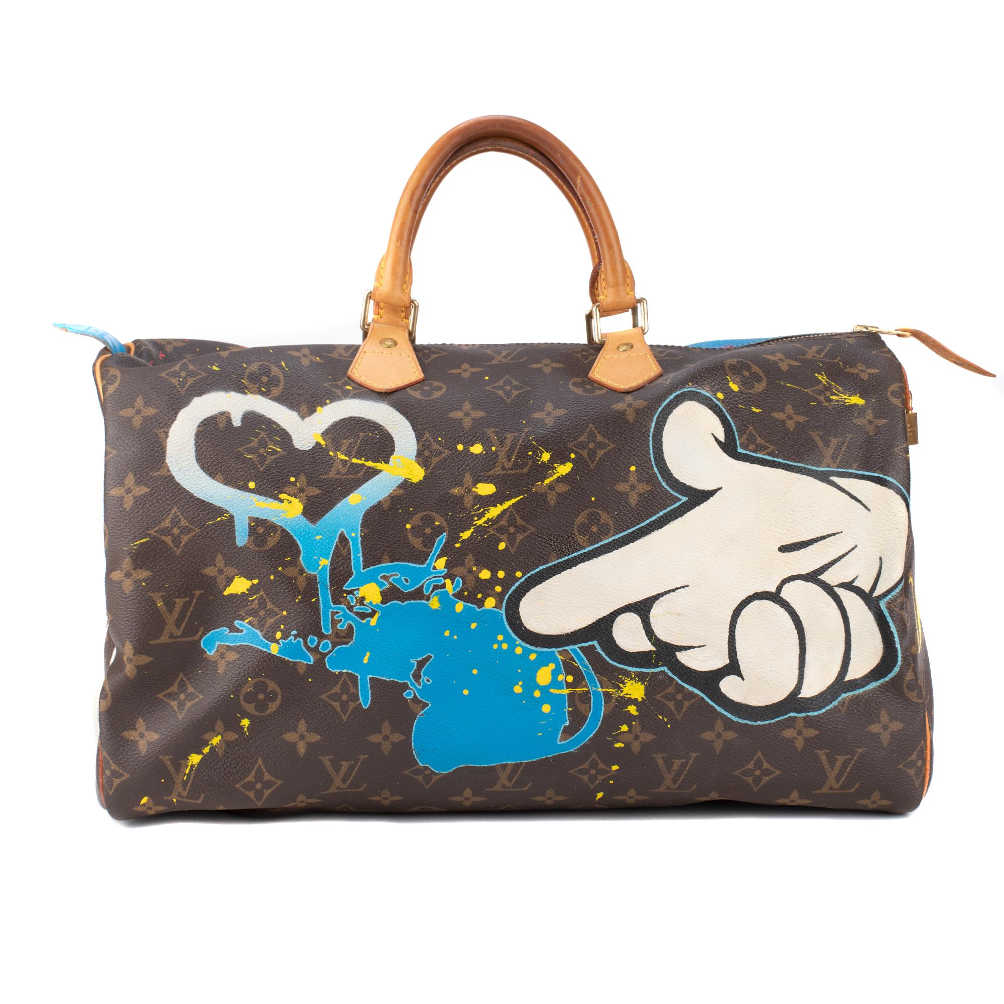 Superb handbag Louis Vuitton Speedy 40 cm in monogram canvas coated brown and natural leather, gold metal trim, double handle in natural leather allowing a handheld.
This article was personalized by the trendy artist in Street Art Patbo on the theme