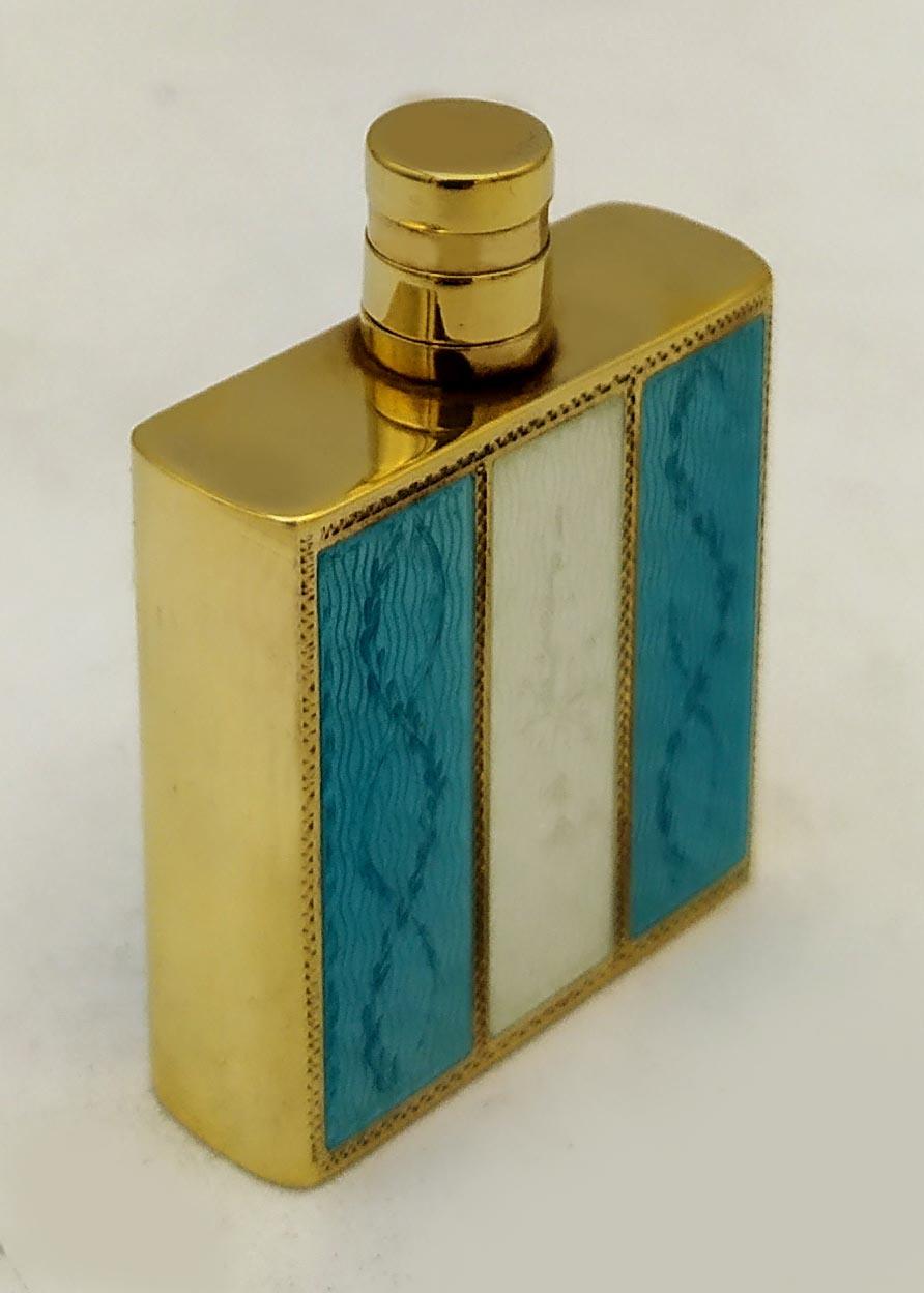 4824-5542 - Portaprofumo da borsetta rettangolare con lati arrotondati in argento 925/1000 placcato oro  con tappo a vite e perno. Con smalto a fuoco traslucido a righe a due colori su guilloché e raffinate incisioni a mano in stile Impero francese.