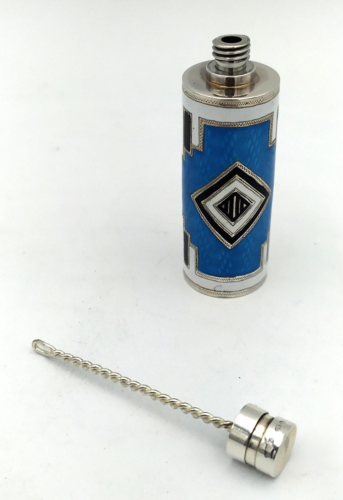 Zylindrischer Handtaschen-Parfümhalter aus 925/1000 Sterlingsilber mit Schraubverschluss und feinem handgraviertem Design im Art-Deco-Stil, feueremailliert in 3 Farben. Durchmesser 2 cm, Gesamthöhe 6 cm, Gewicht 38 g. Entworfen von Franco Salimbeni