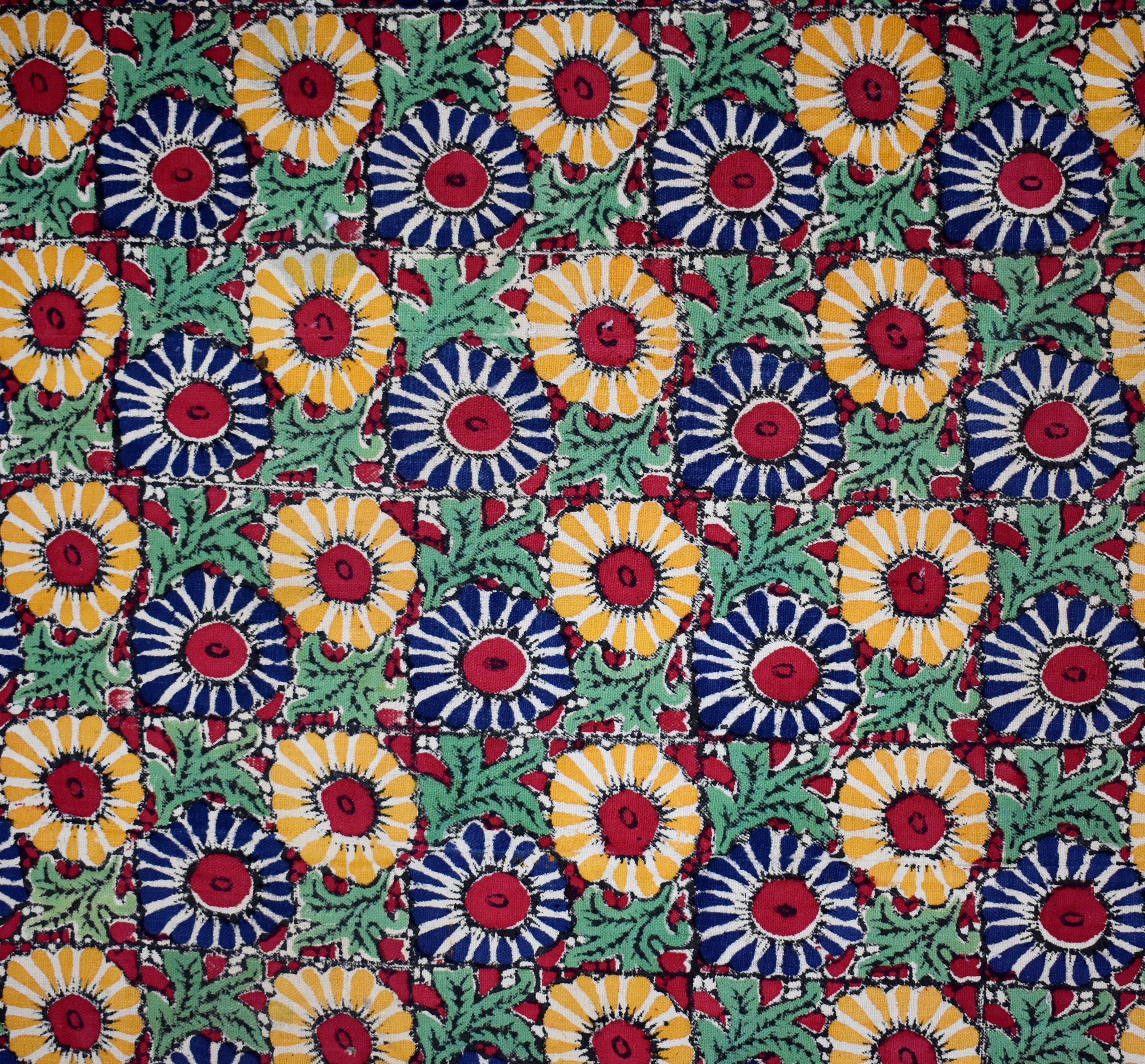 Fabulous Flower handblock printed throw- sofa cover on heavy handloomed cotton.

Bright and cheerful, a fun way to revamp a sofa or for use as a bedcover.

Gujarat India circa 1940.


Measures: 280 x 158 cm.