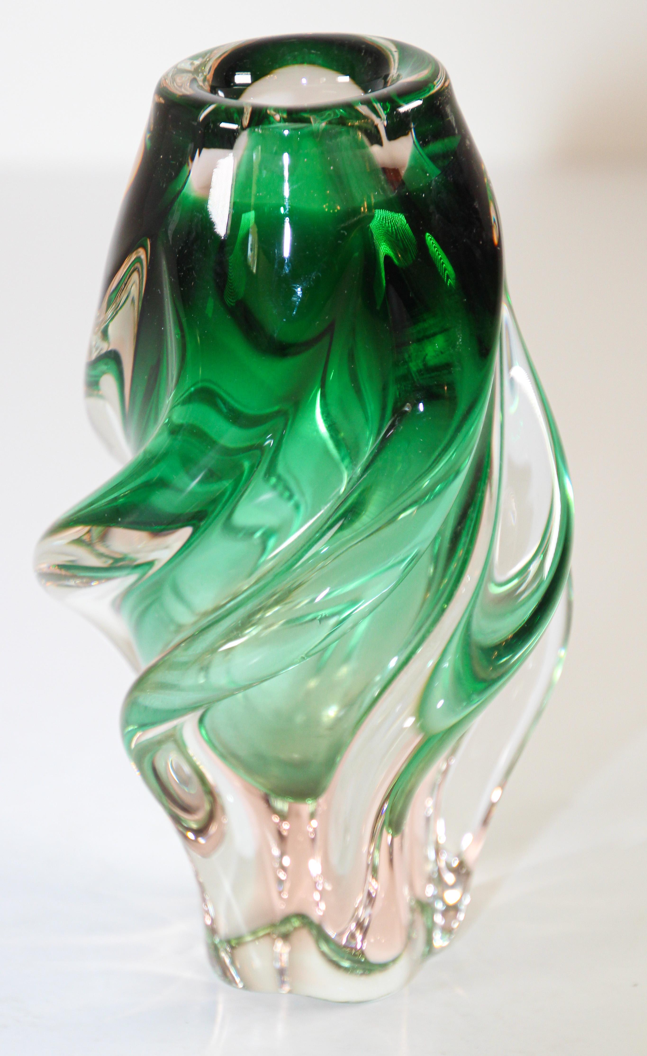 Organique Vase en verre d'art soufflé à la main de forme organique torsadé verte en vente