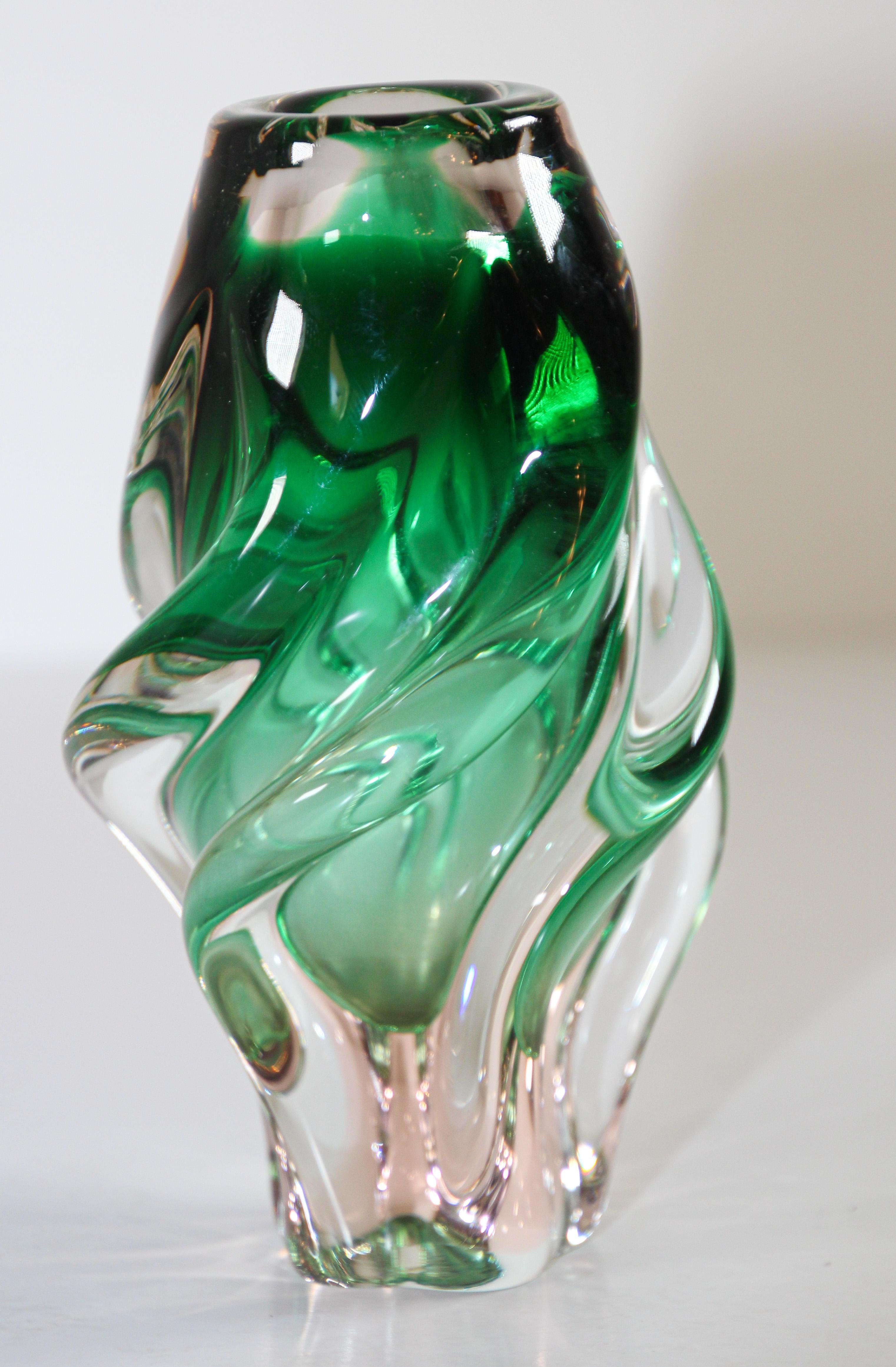 Vase aus mundgeblasenem Kunstglas in grüner, gedrehter organischer Form (Europäisch) im Angebot