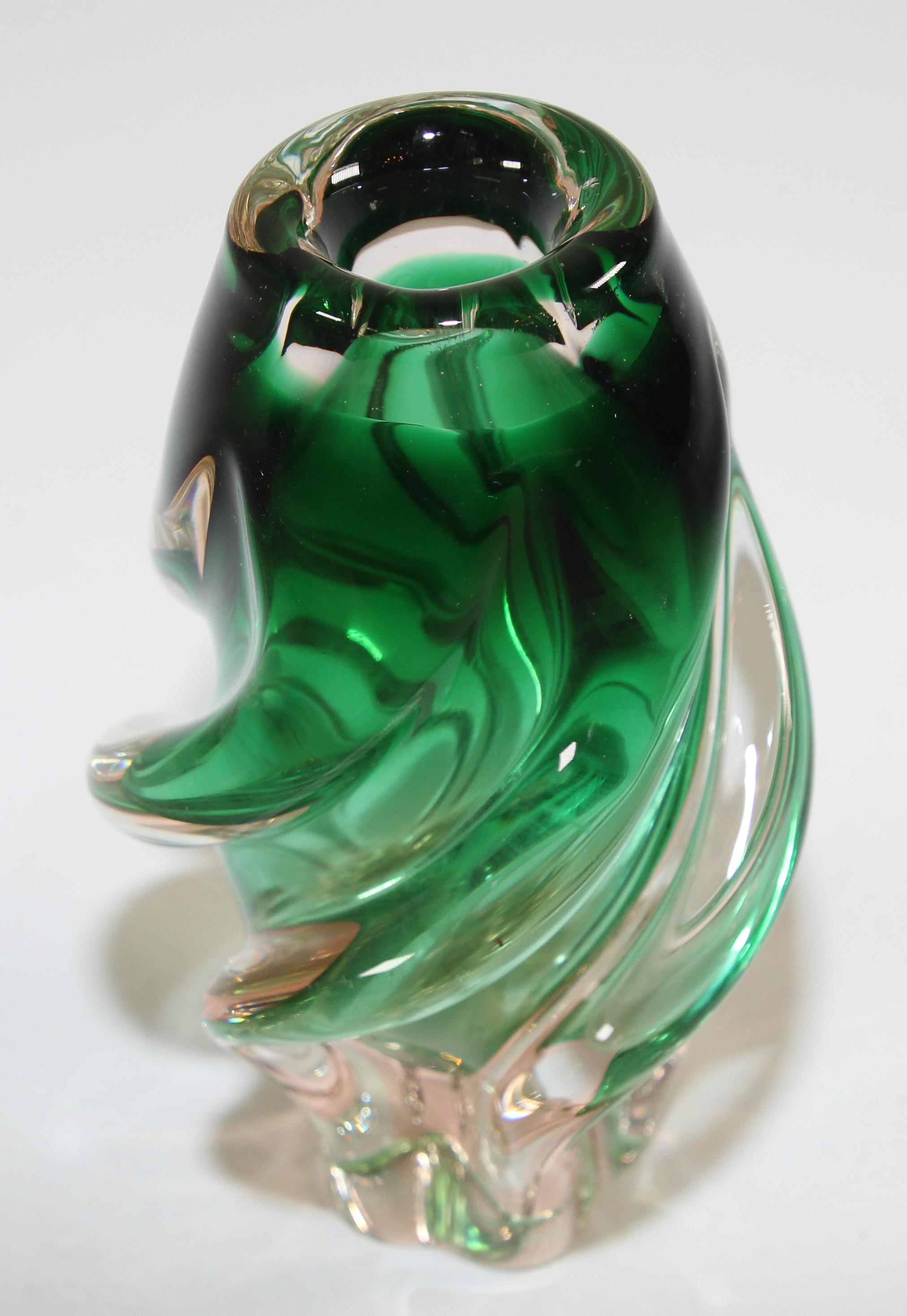 Fait main Vase en verre d'art soufflé à la main de forme organique torsadé verte en vente