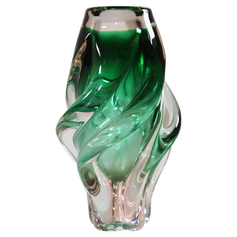 Vase artistique en verre soufflé : motif tourbillon vert et blanc, 27 cm de haut - France
