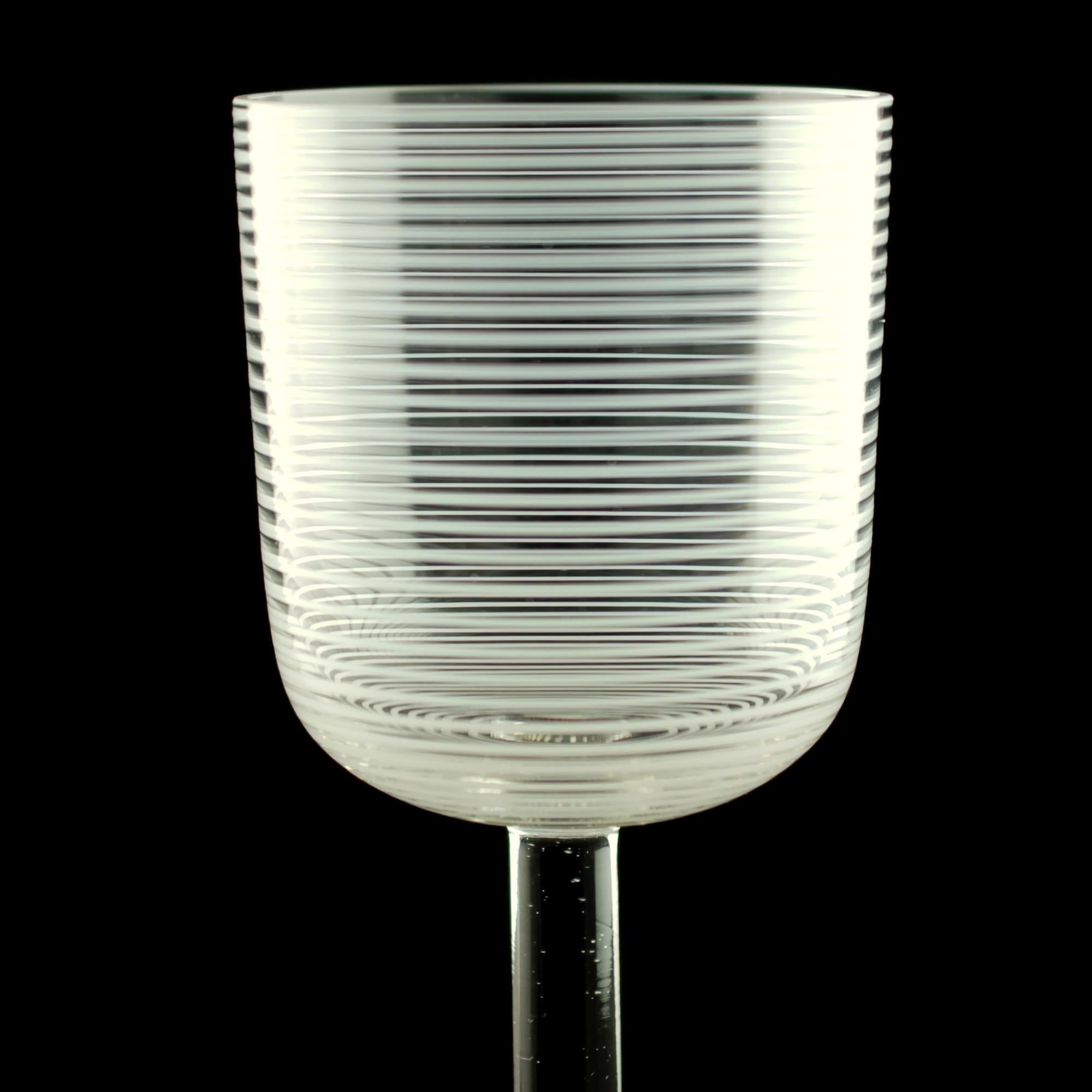 Fait main Lot de 12 gobelets en verre vénitien transparent soufflé à la main avec décoration en fil de fer en vente