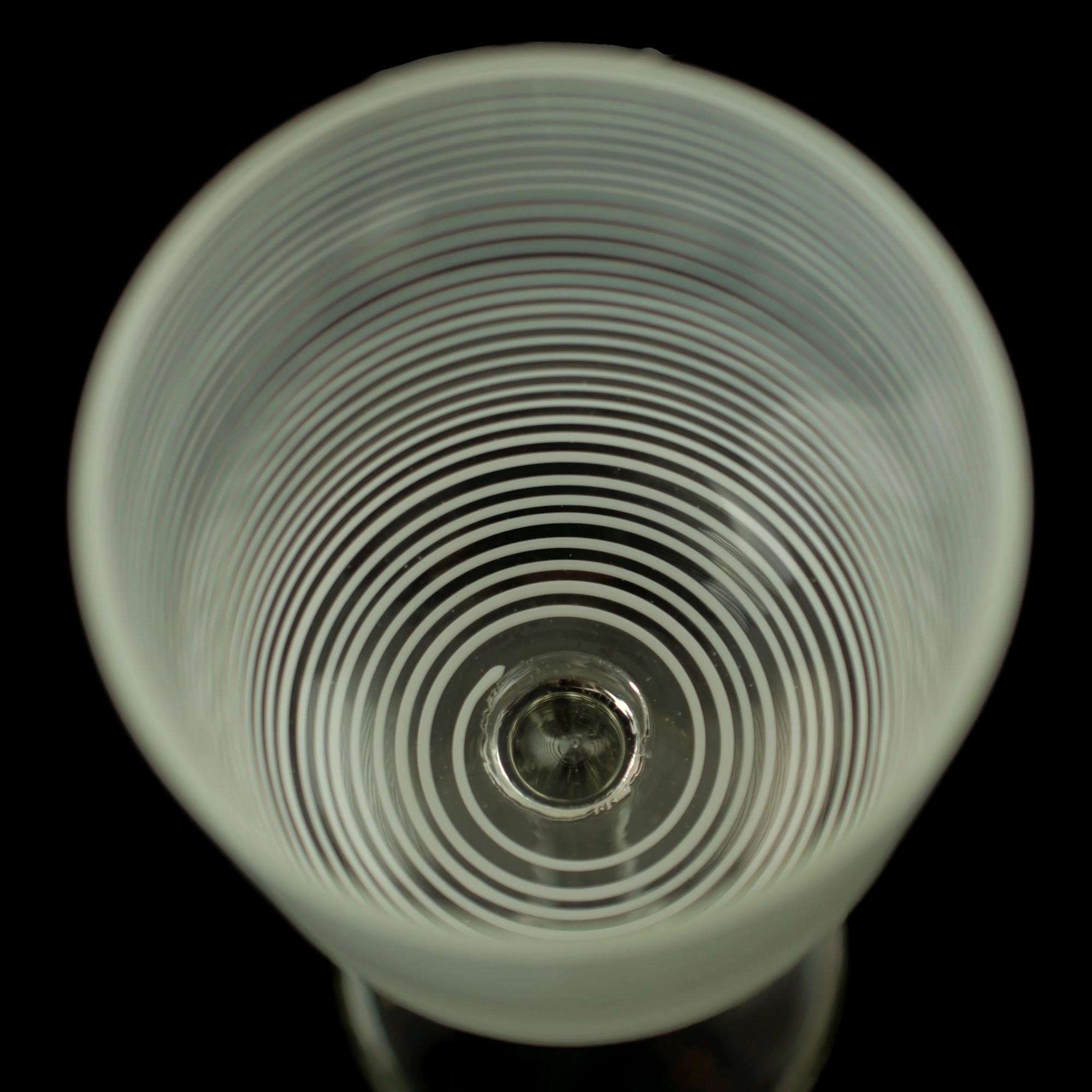 Lot de 12 gobelets en verre vénitien transparent soufflé à la main avec décoration en fil de fer Bon état - En vente à Cincinnati, OH