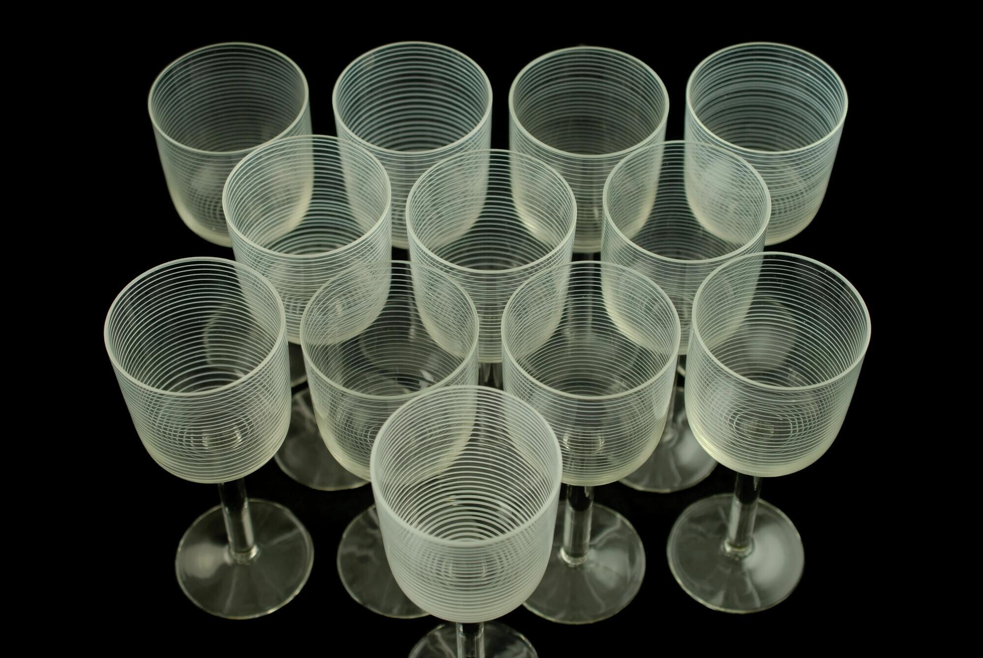 20ième siècle Lot de 12 gobelets en verre vénitien transparent soufflé à la main avec décoration en fil de fer en vente