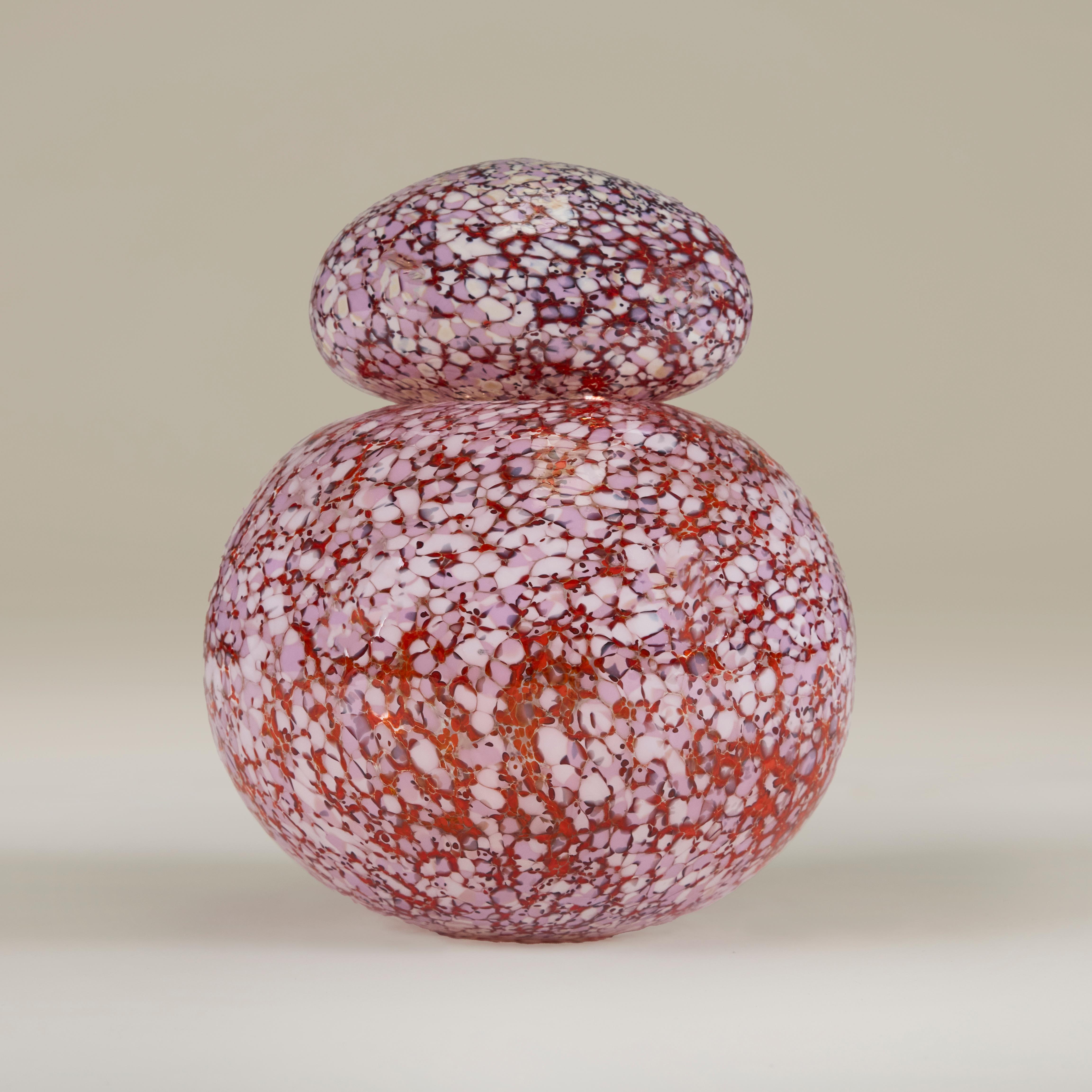Una versión moderna de un gran frasco de perfume vintage. Vaso elegantemente moteado con tapa en forma de huevo y suave empujón lateral. Diseñado para contener cualquier cosa, desde algodón de azúcar hasta caramelos. Curio firmado.

Curio es un