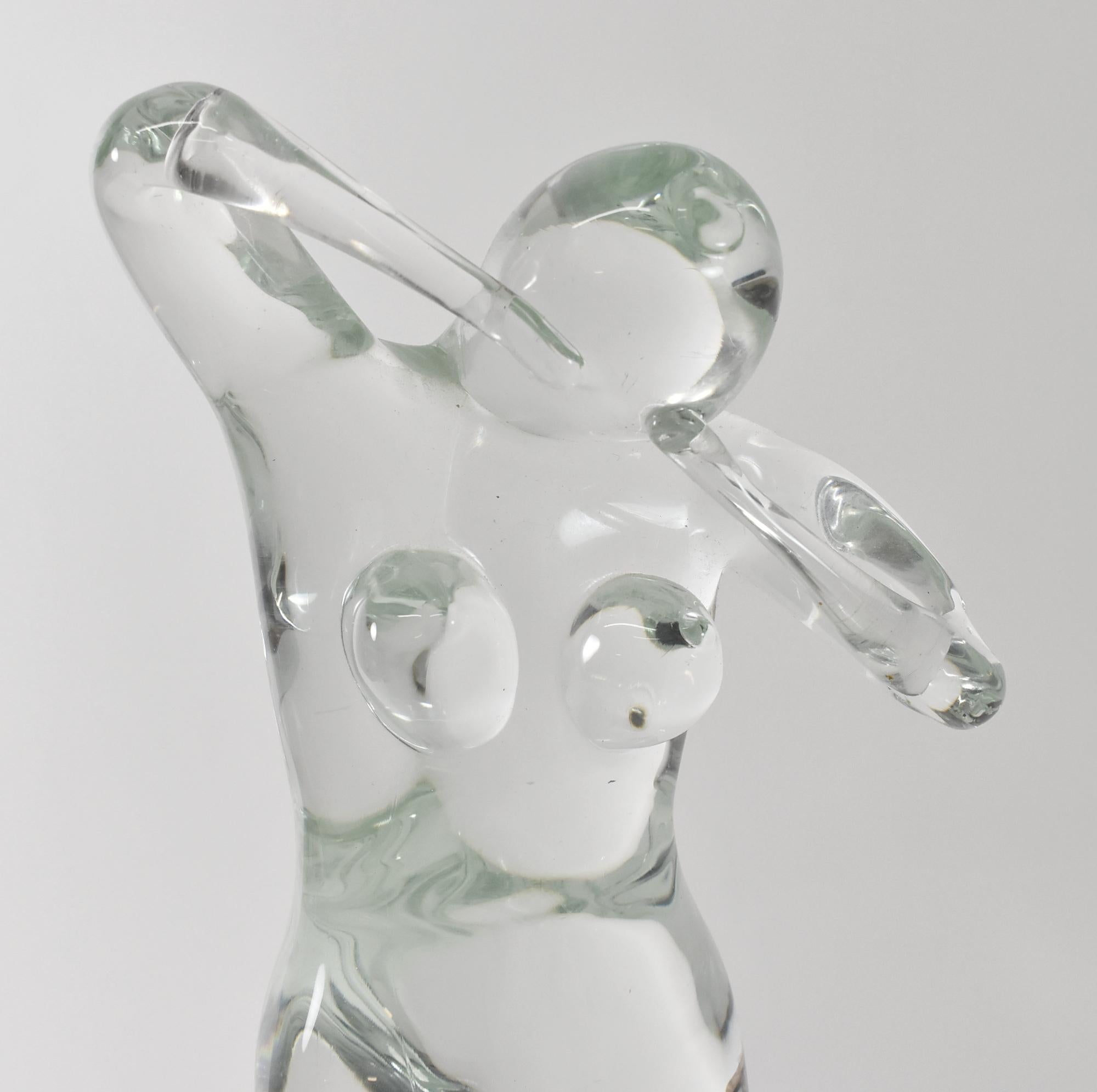 Scultura in vetro incolore soffiato a mano di una donna nuda. Scultura di 18,5