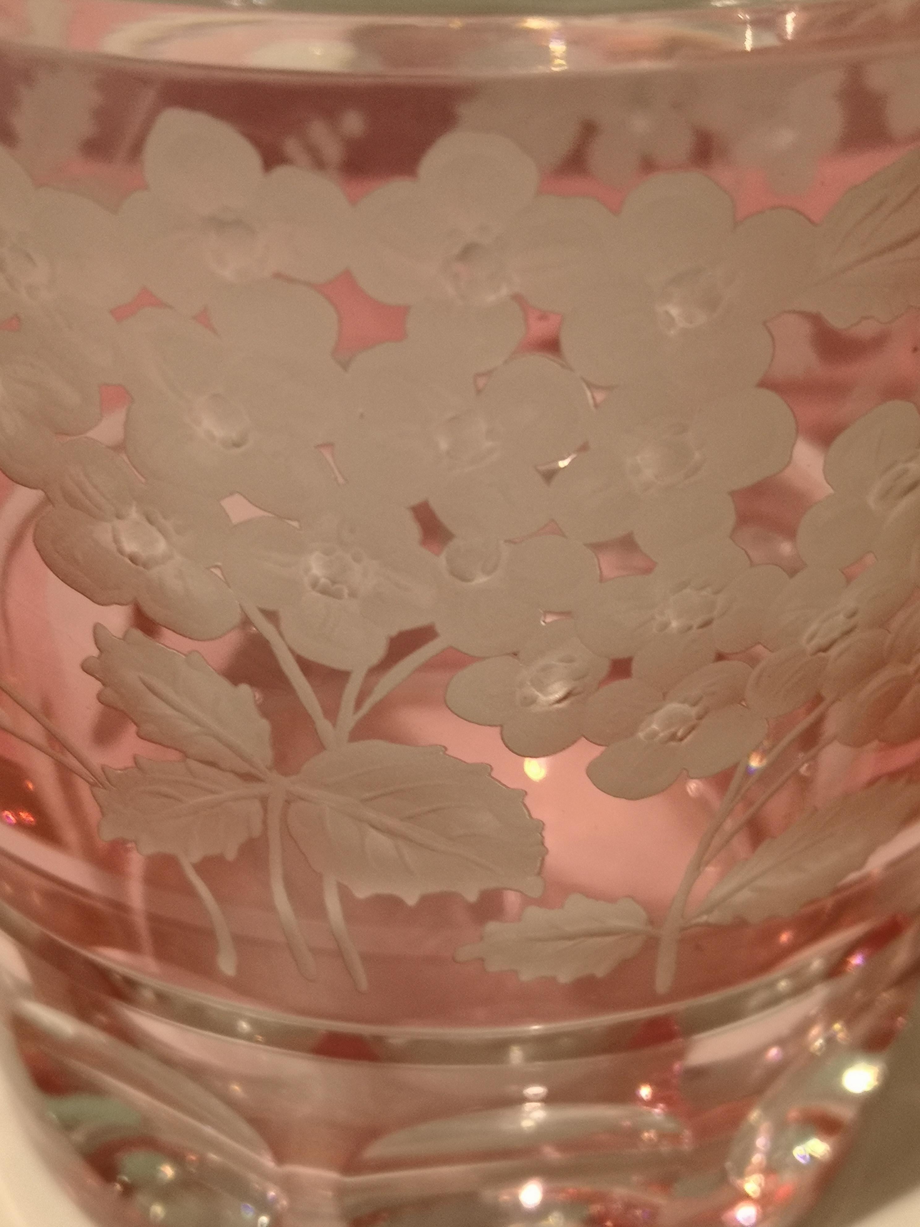 Handgeblasene Kristallvase im Landhausstil in Rosa von Sofina Boutique Kitzbuehel (Handgeschnitzt) im Angebot