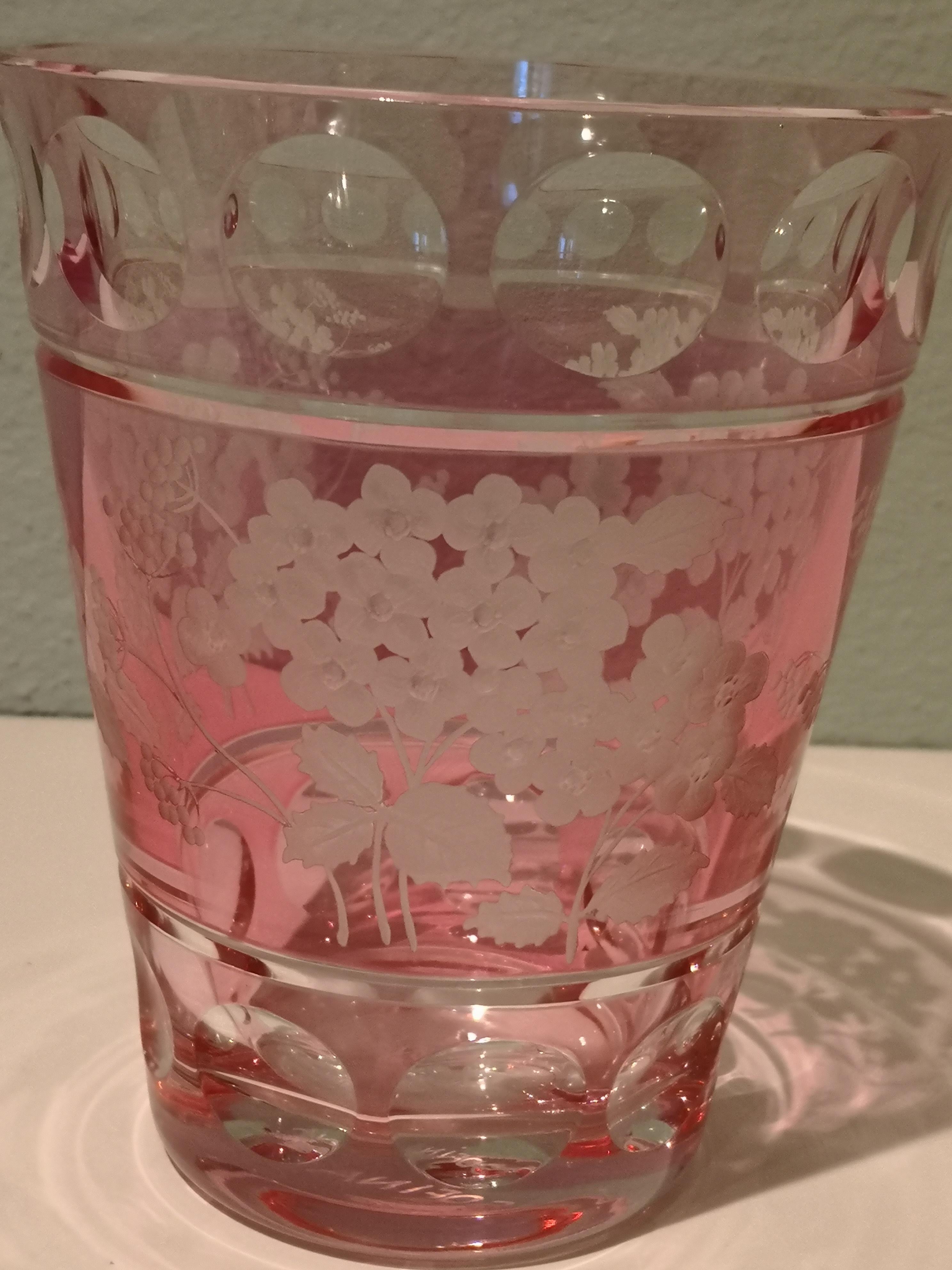 Vase aus mundgeblasenem Kristall in Hellrosa mit einem handgravierten Blumendekor rundherum. Das Dekor zeigt Blüten und Blätter von Hortensienblüten im Landhausstil. Vollständig handgefertigtes Kristallglas. Handgeblasen und freihändig graviert in