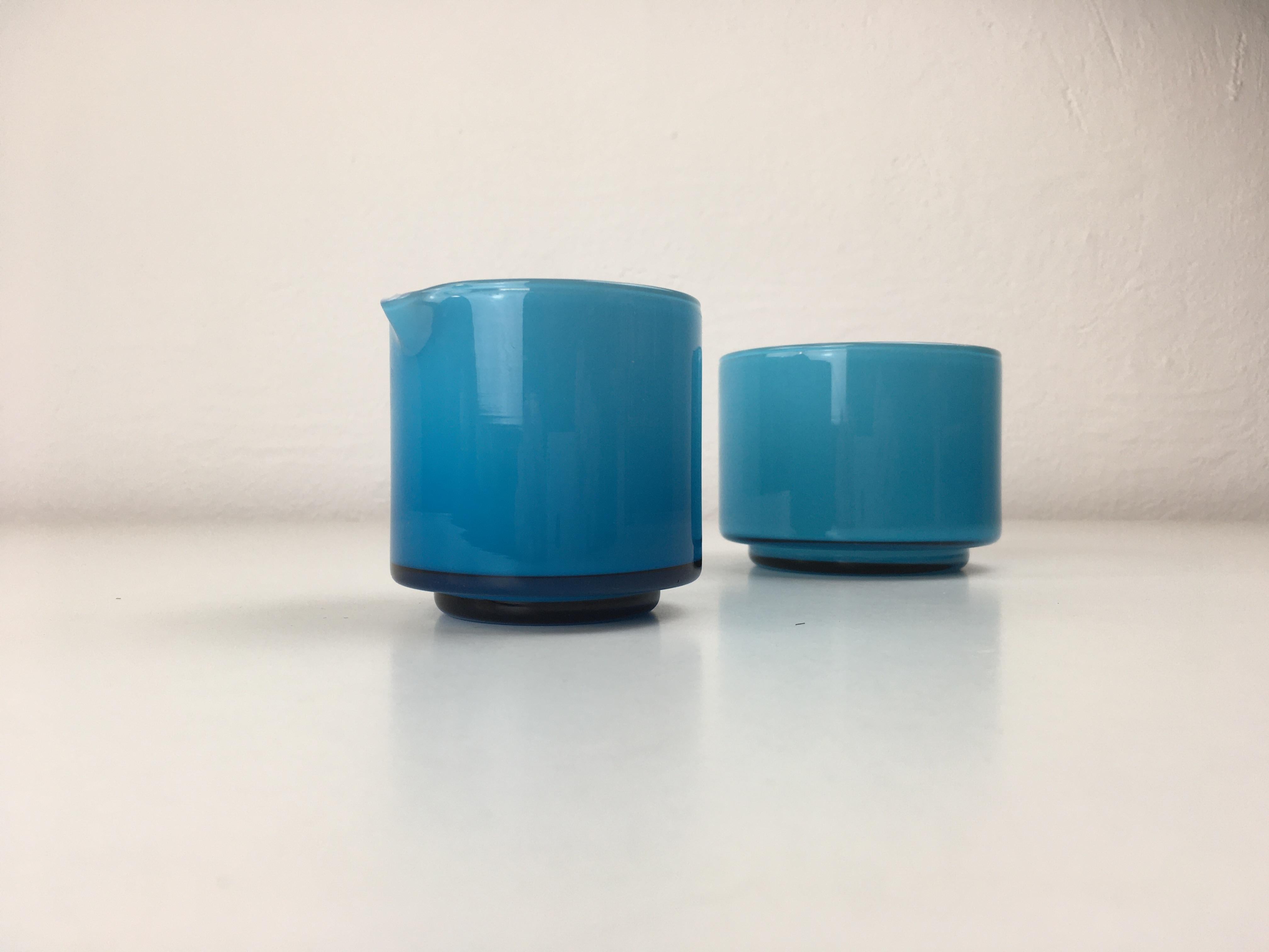 Cremeras y Azucareros Soplados a Mano en Vidrio Opalino de Michael Bang para Holmegaard Escandinavo moderno en venta