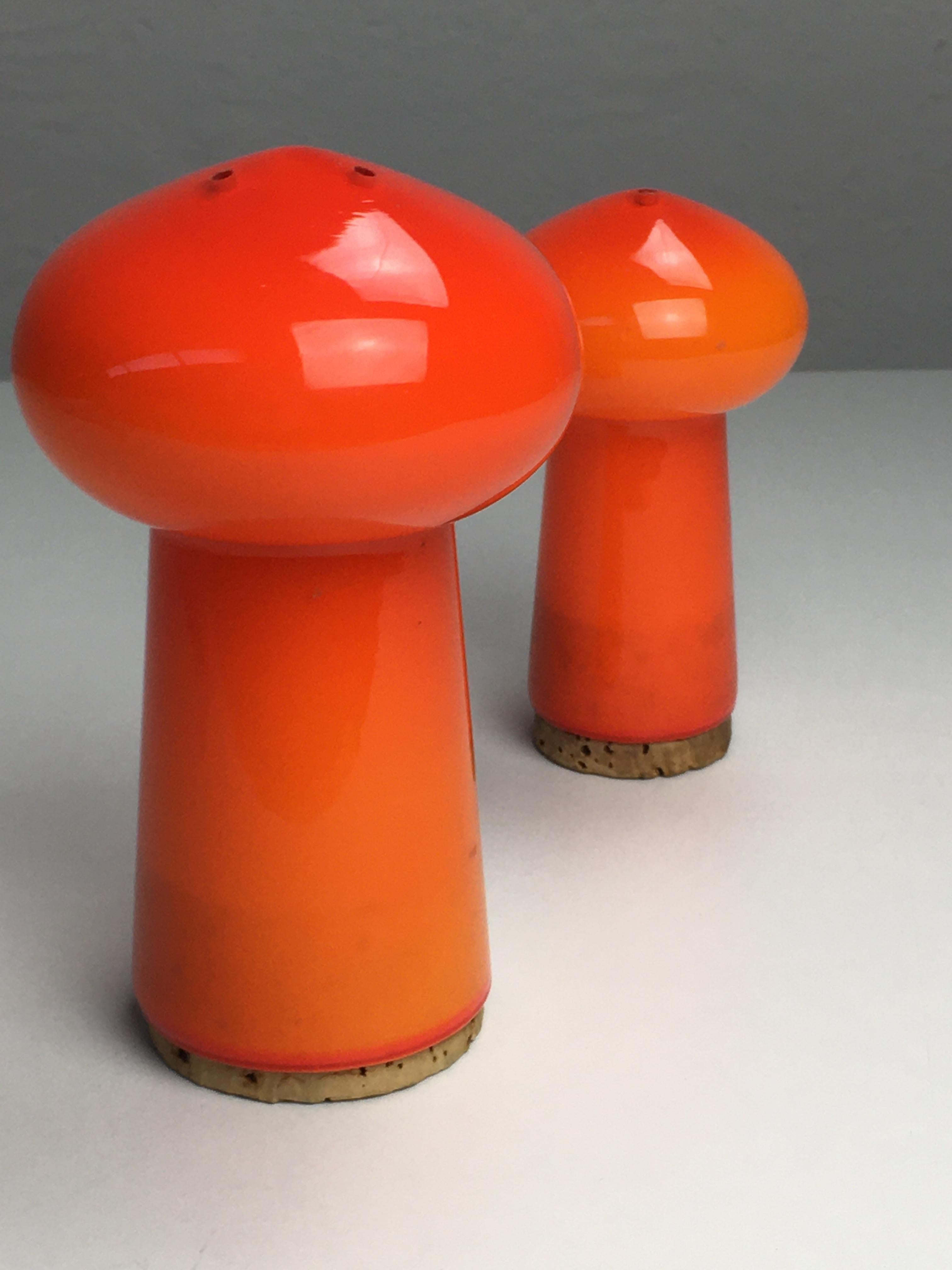 Set de sel et poivre danois dans des verres en opaline soufflée en forme de champignon orange, conçu par Michael Bang et produit par Holmegaard dans les années 1970.

L'ensemble en forme de champignon soufflé à la main en verre opale à trois