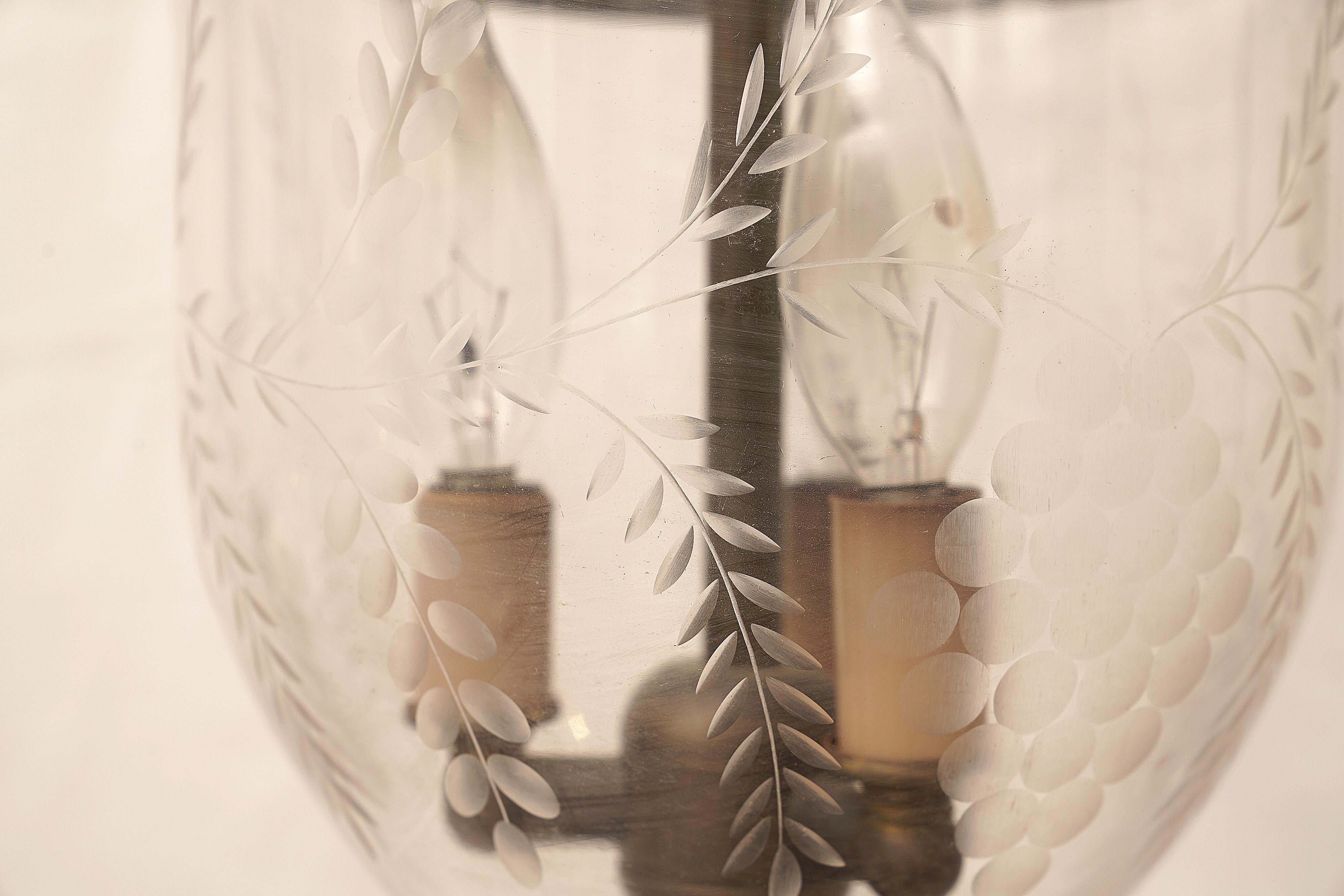 Klassische und elegante englische Glockenglaslaterne aus dem späten 19. Jahrhundert mit geätzten Weinreben. Mundgeblasenes Glas mit Rauchglockendeckel aus der Zeit, geprägtem Messingband und Kerzenhalter mit Messingknauf. Der untere Teil des