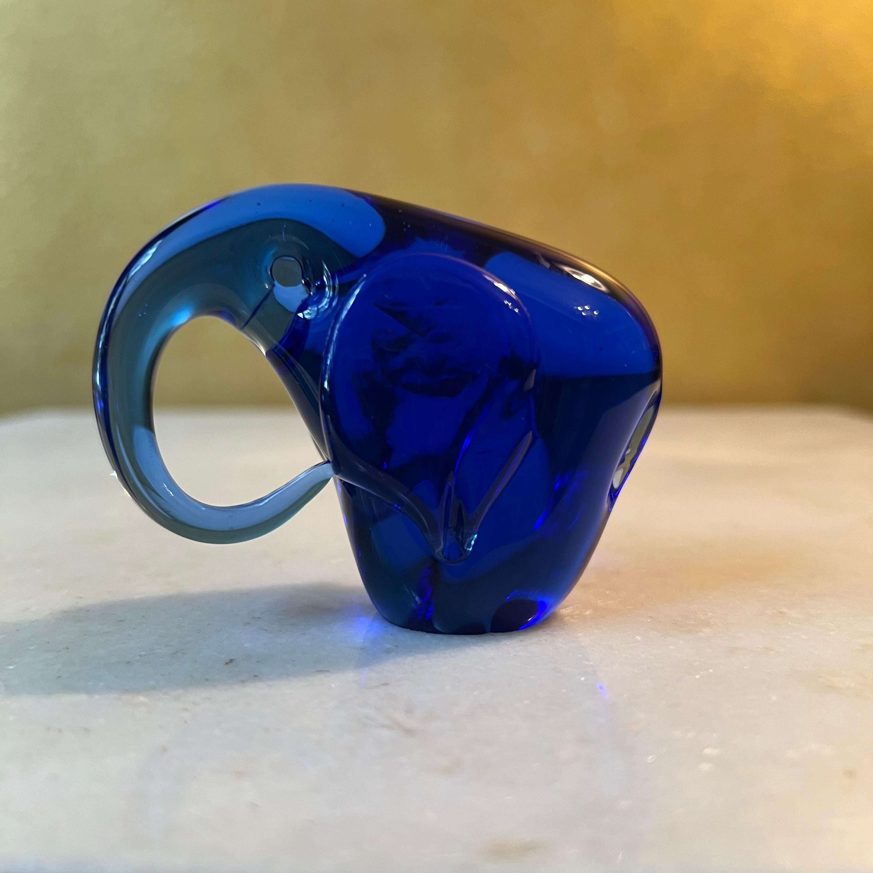 Kobaltblaue Elefantenfigur, einige leichte Spuren. 

MATERIAL: Glas

Abmessungen: 5,5 cm hoch, 8 cm lang, 3,5 cm breit

Versand über Australia Post mit Tracking verfügbar