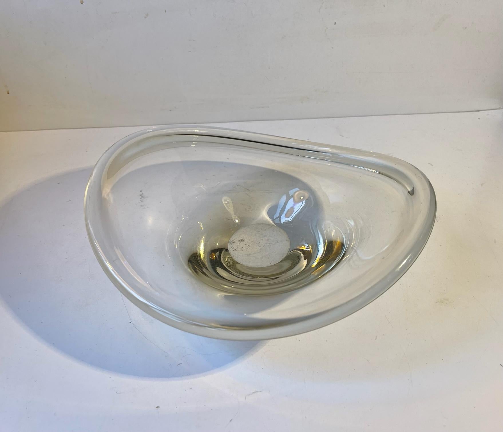 Handblown organically shaped dish or fruit bowl designed by Per Lütken. This piece was manufactured at Holmegaard in Denmark during the mid-1960s. It is called Selandia or Freeform and it is signed and numbered by the designe (vaguely).